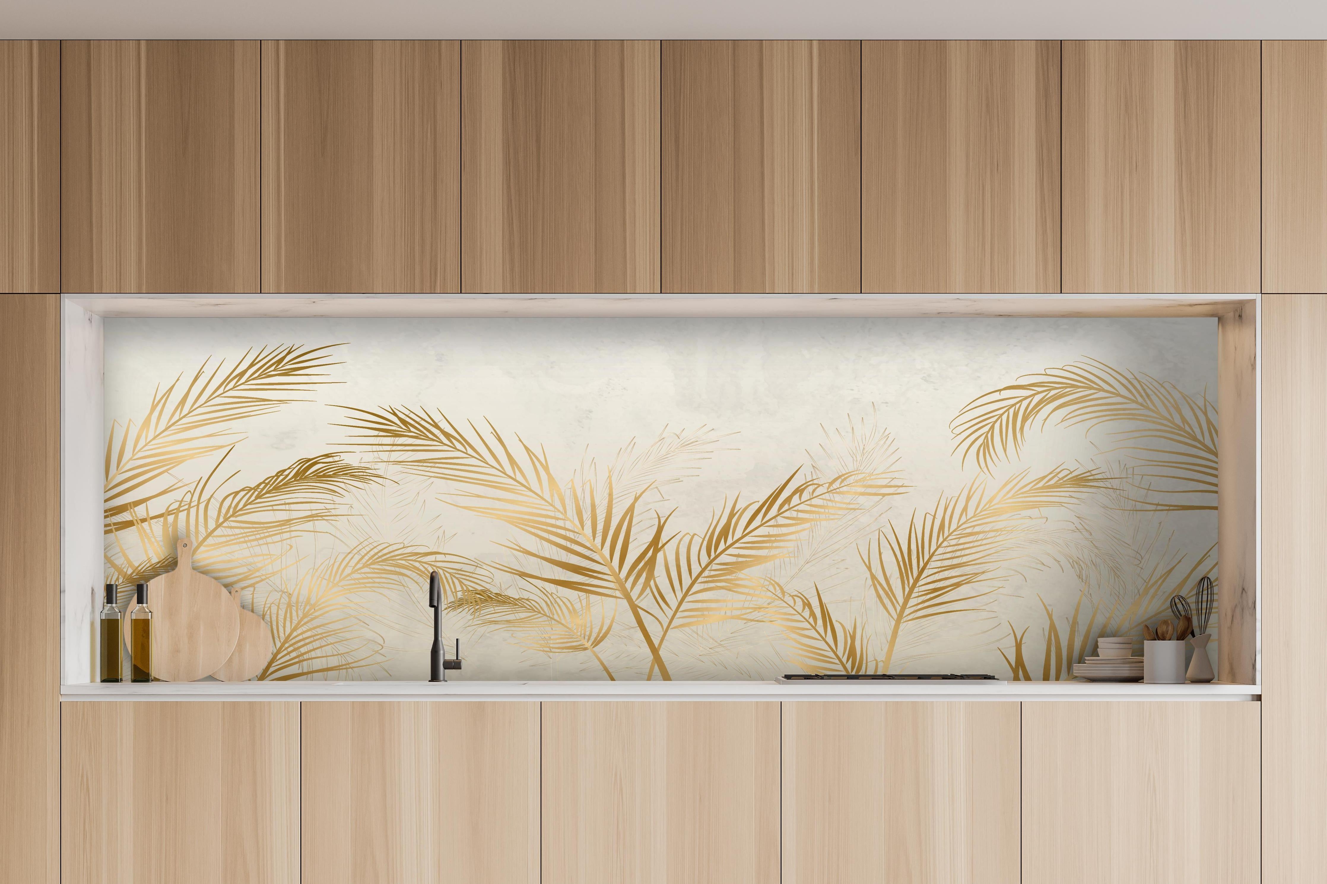 Küche - Elegante goldene Palmwedel auf hellem Grund hinter weißen Hochglanz-Küchenregalen und schwarzem Wasserhahn