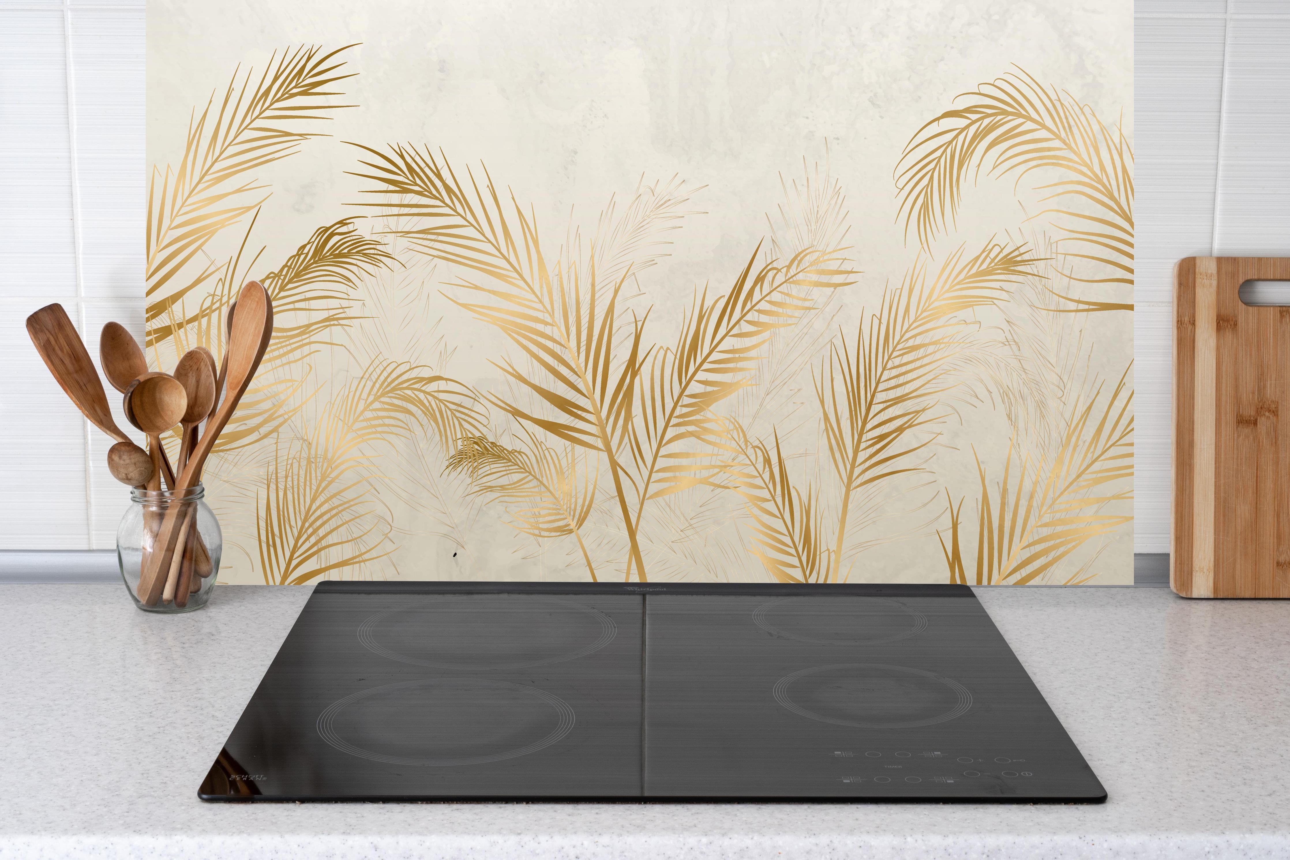 Küche - Elegante goldene Palmwedel auf hellem Grund hinter weißen Hochglanz-Küchenregalen und schwarzem Wasserhahn