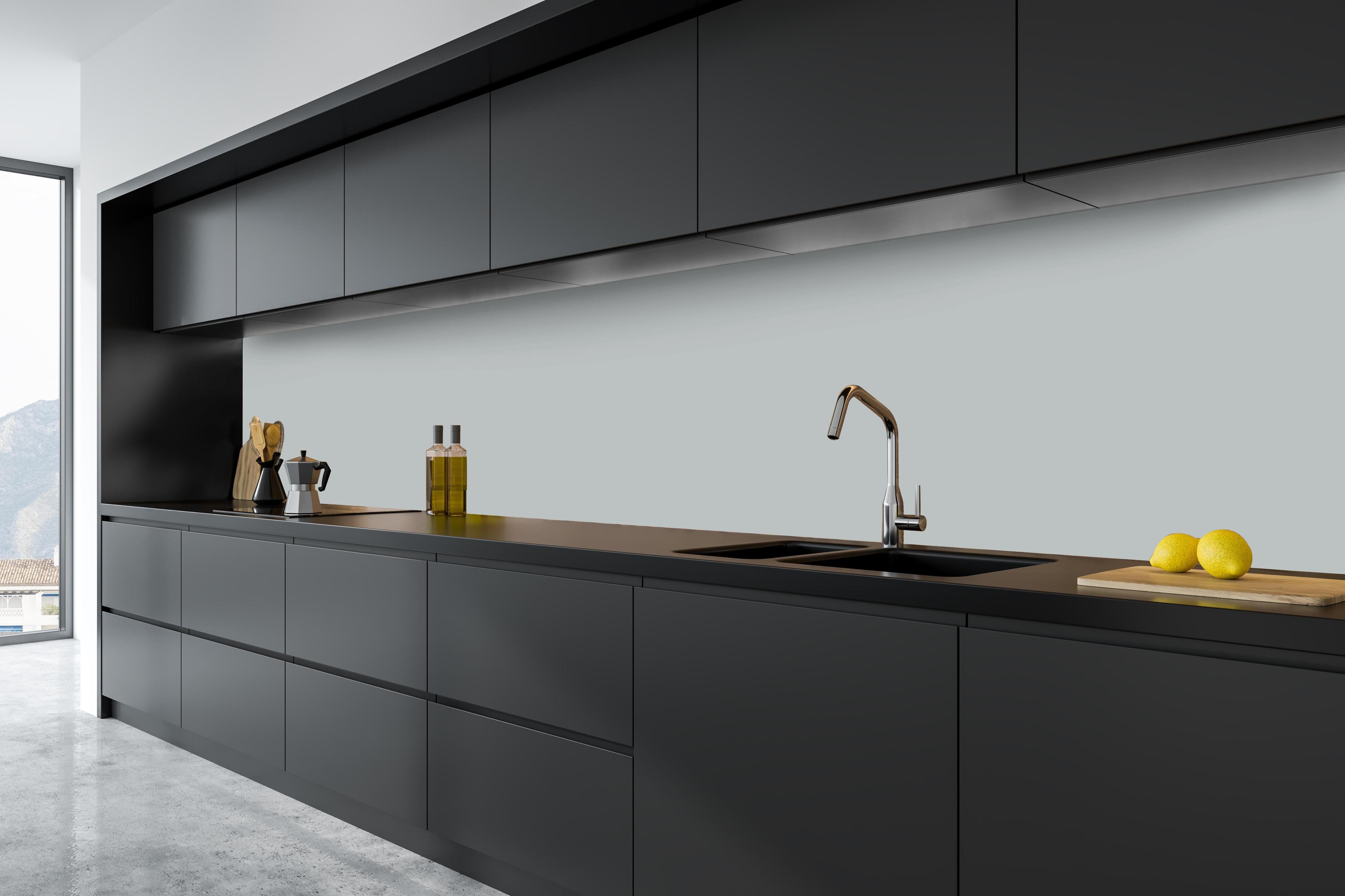 Küche - Elegante graue Betontextur hinter weißen Hochglanz-Küchenregalen und schwarzem Wasserhahn