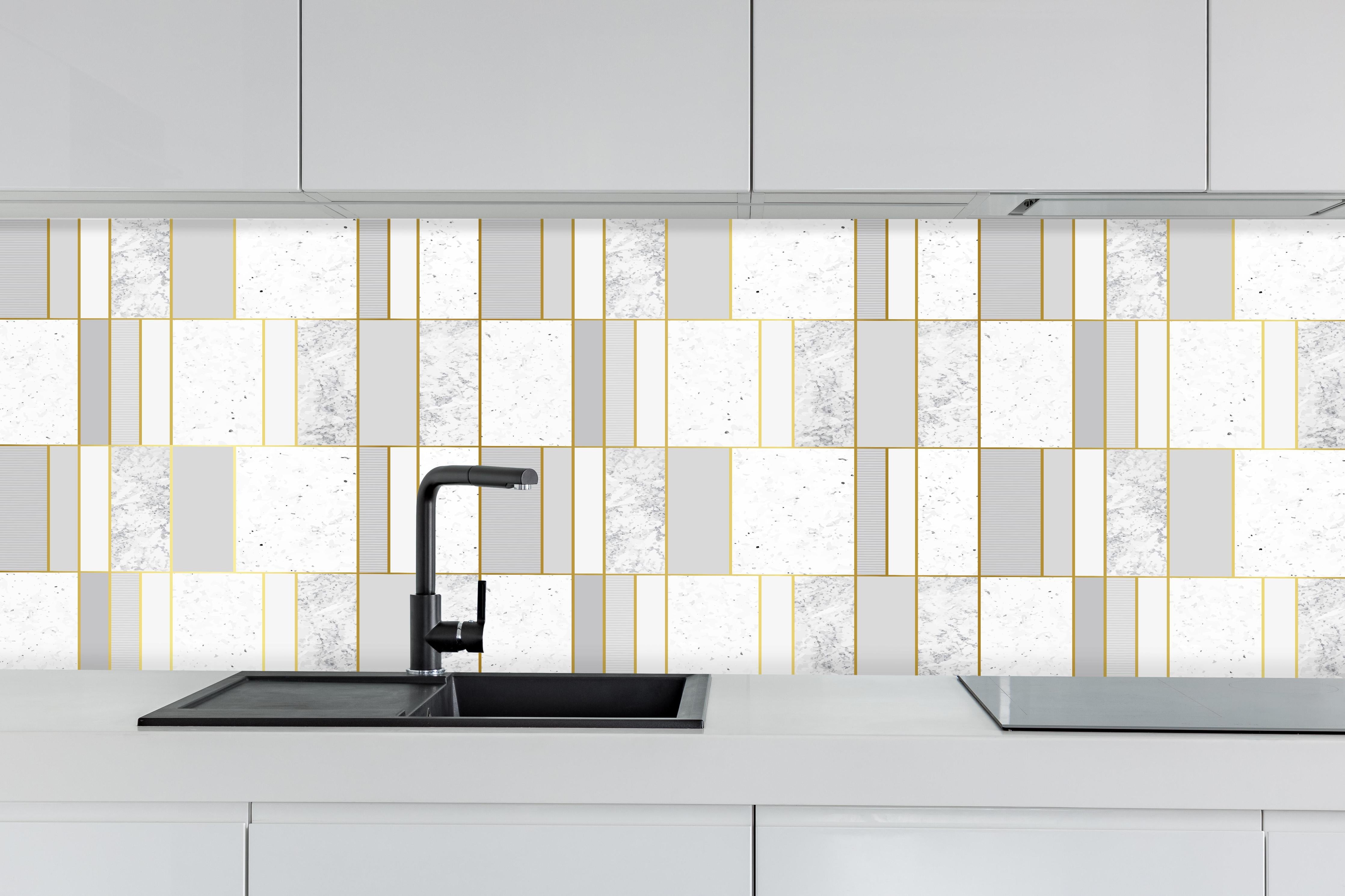 Küche - Elegante grauweiße Textur mit Goldlinien hinter weißen Hochglanz-Küchenregalen und schwarzem Wasserhahn