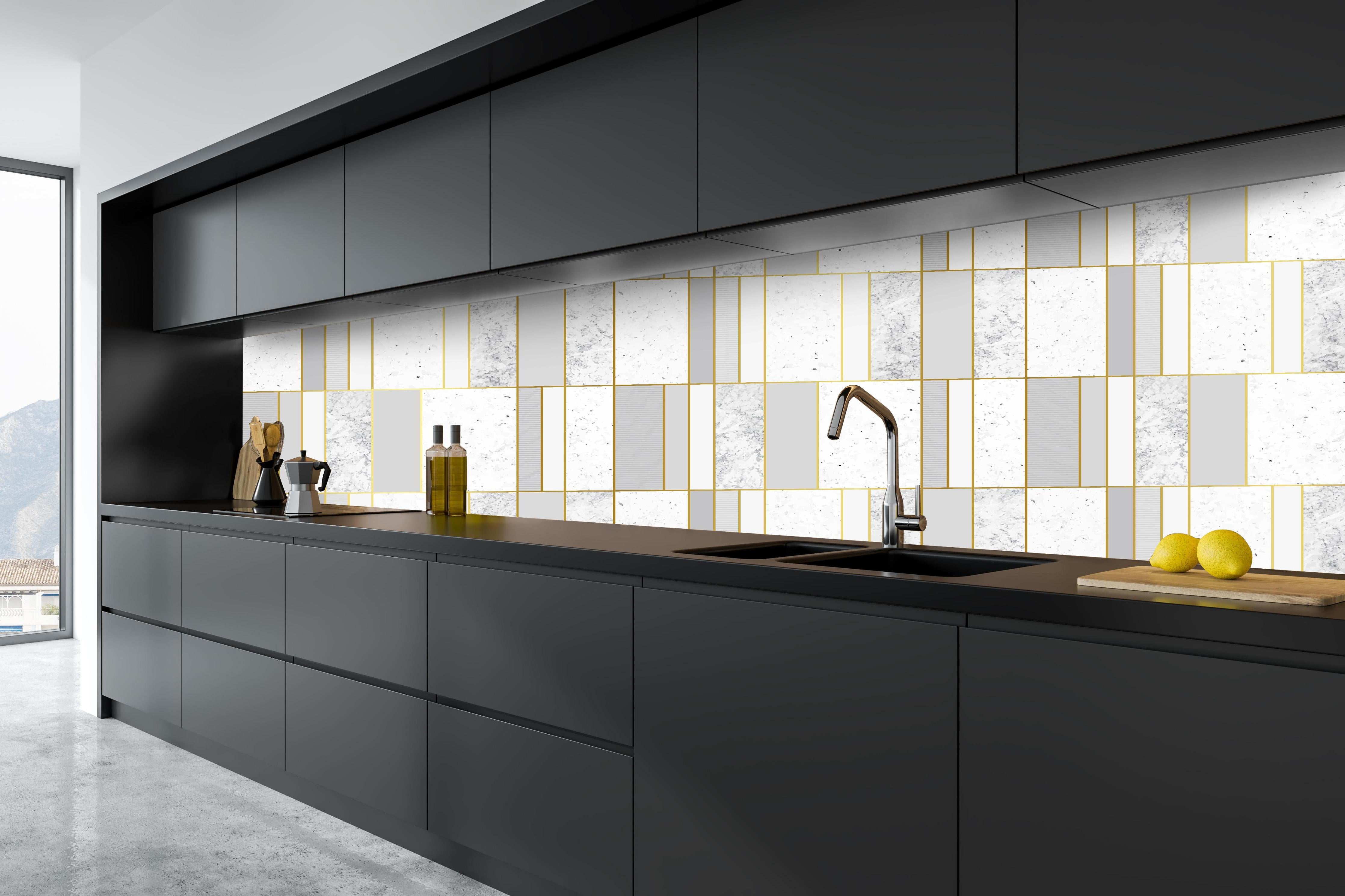 Küche - Elegante grauweiße Textur mit Goldlinien hinter weißen Hochglanz-Küchenregalen und schwarzem Wasserhahn