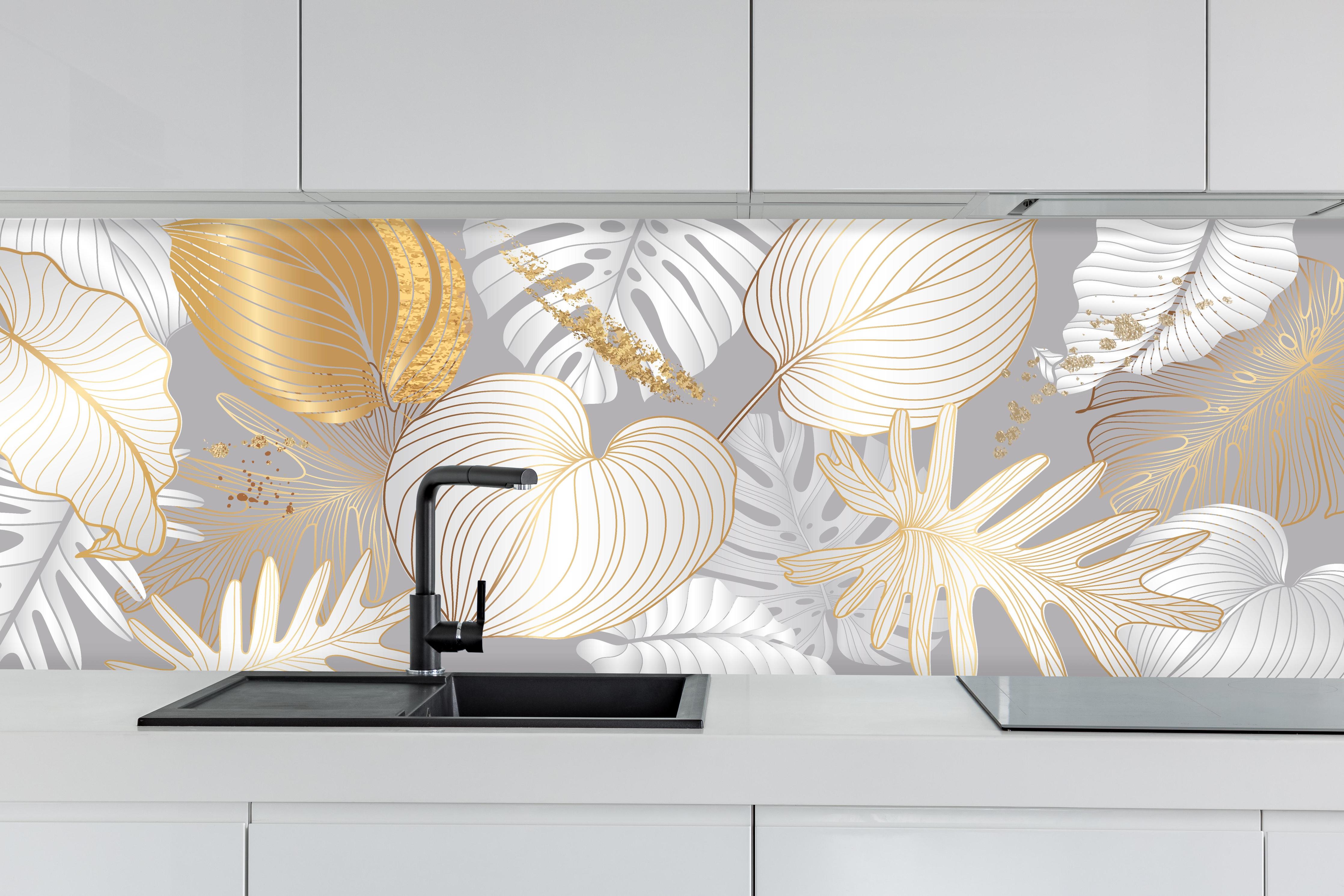 Küche - Eleganter Gold-Weißer Blattmuster Druck hinter weißen Hochglanz-Küchenregalen und schwarzem Wasserhahn