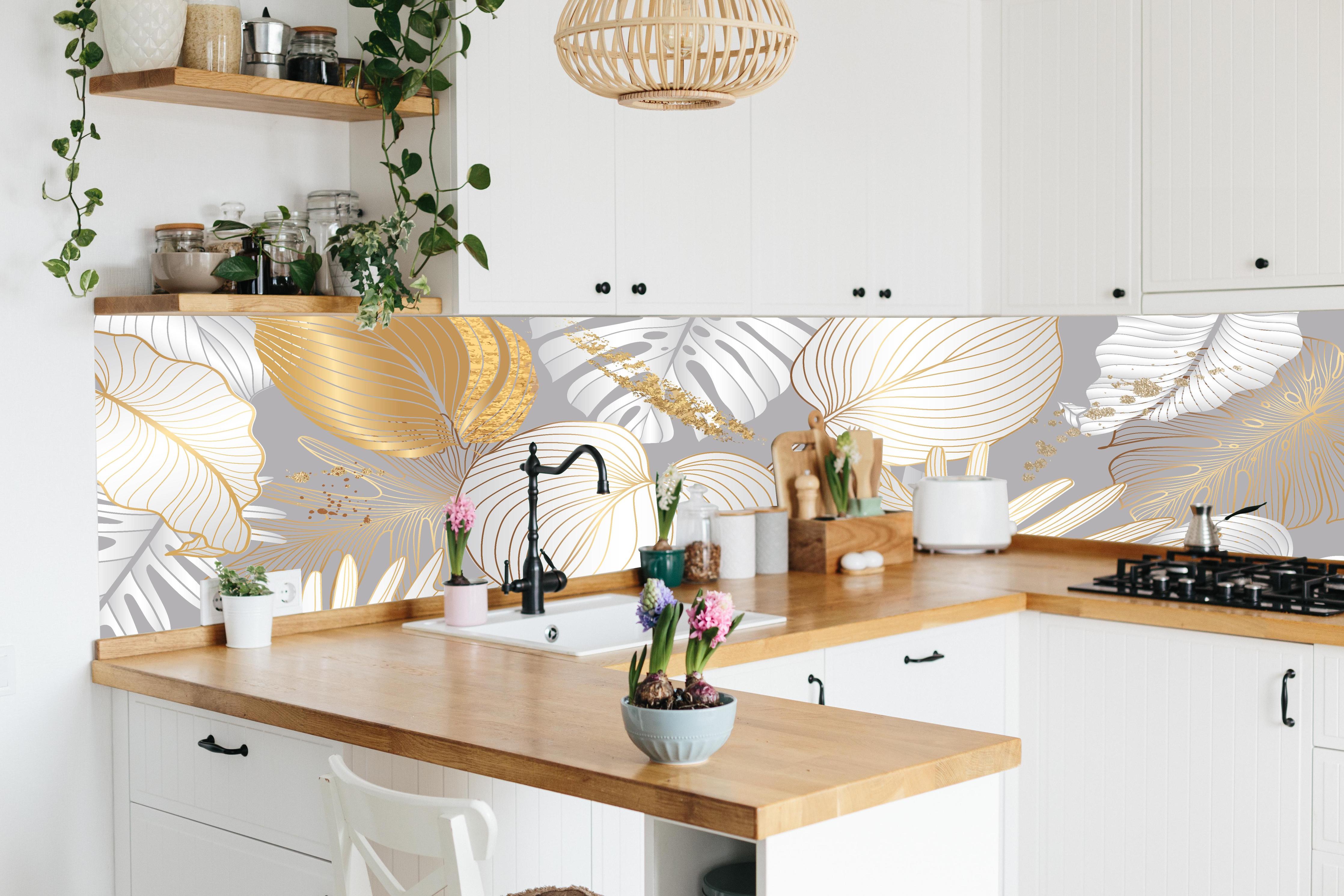 Küche - Eleganter Gold-Weißer Blattmuster Druck hinter weißen Hochglanz-Küchenregalen und schwarzem Wasserhahn