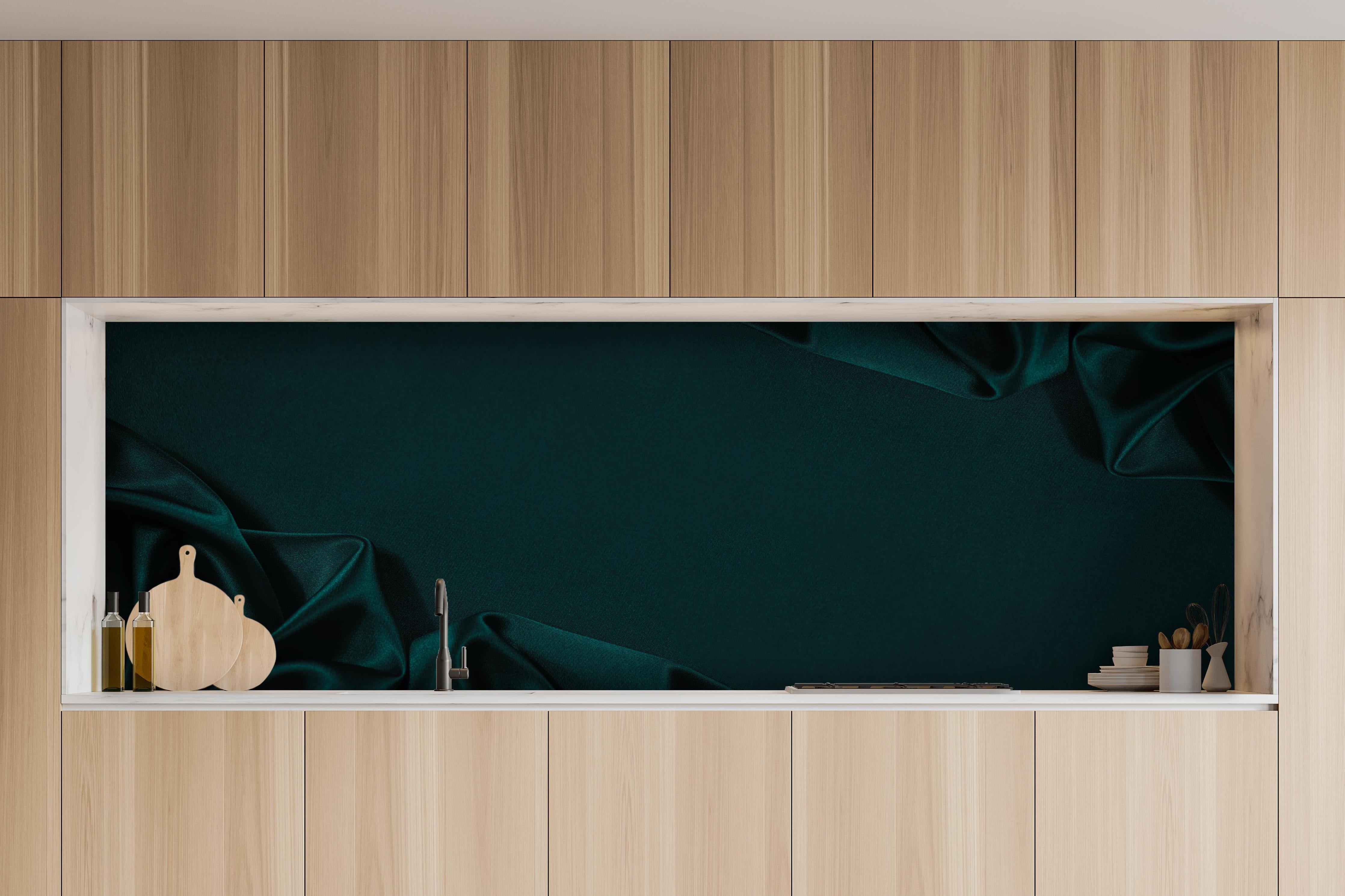 Küche - Eleganter dunkelblauer Seidensatin Hintergrund hinter weißen Hochglanz-Küchenregalen und schwarzem Wasserhahn