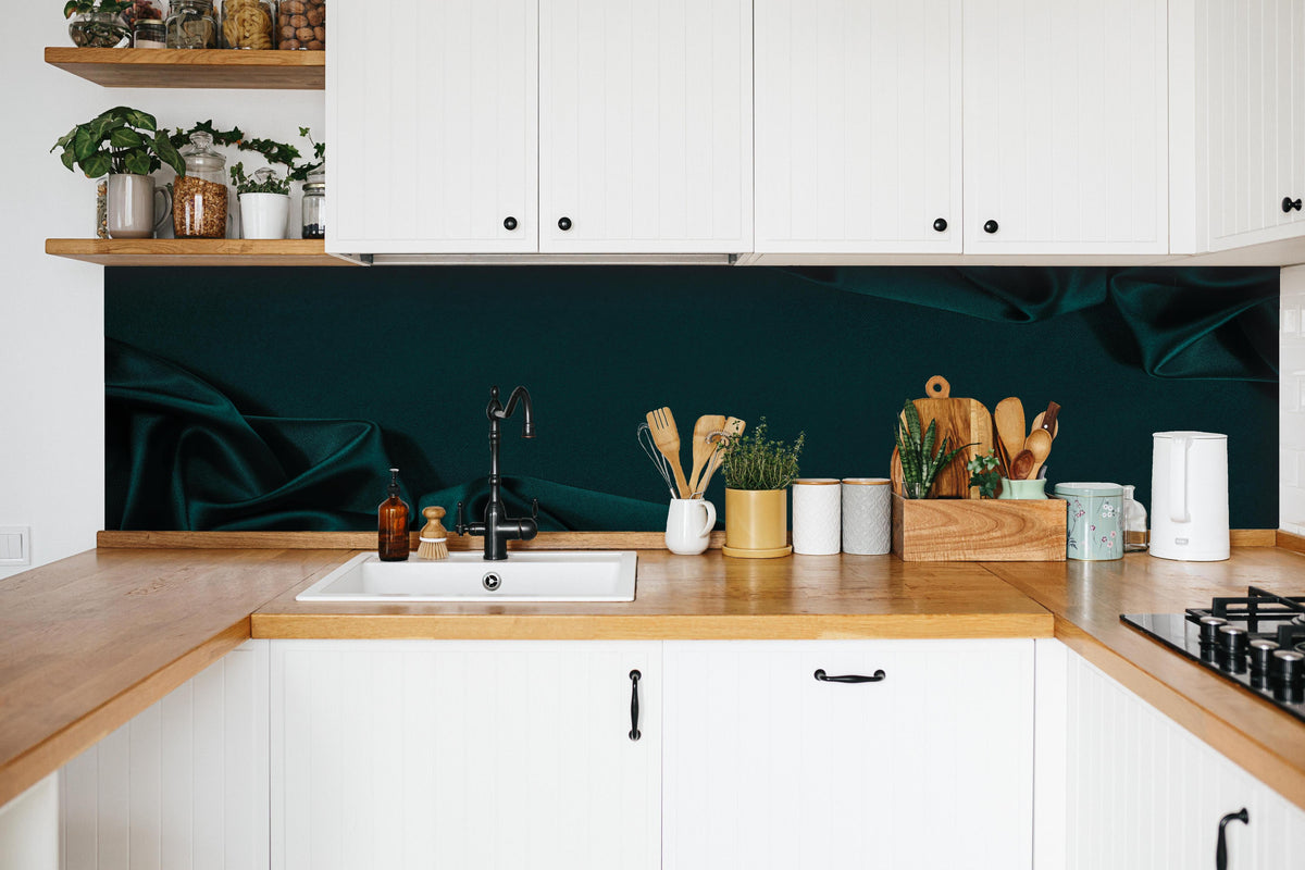 Küche - Eleganter dunkelblauer Seidensatin Hintergrund hinter weißen Hochglanz-Küchenregalen und schwarzem Wasserhahn