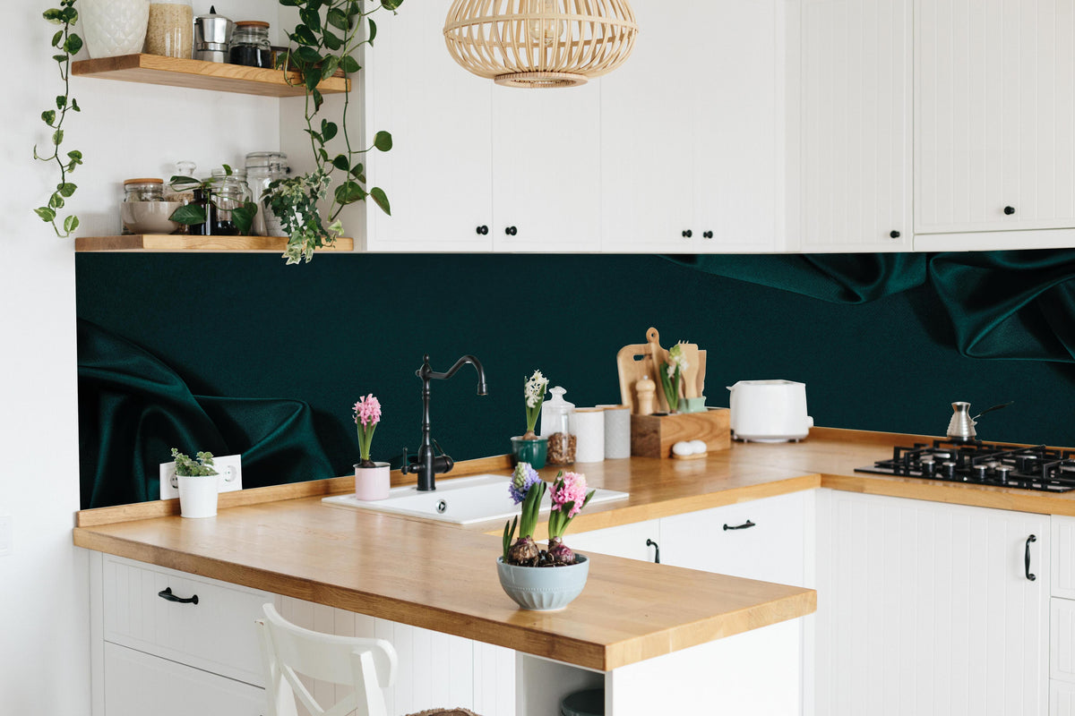 Küche - Eleganter dunkelblauer Seidensatin Hintergrund hinter weißen Hochglanz-Küchenregalen und schwarzem Wasserhahn