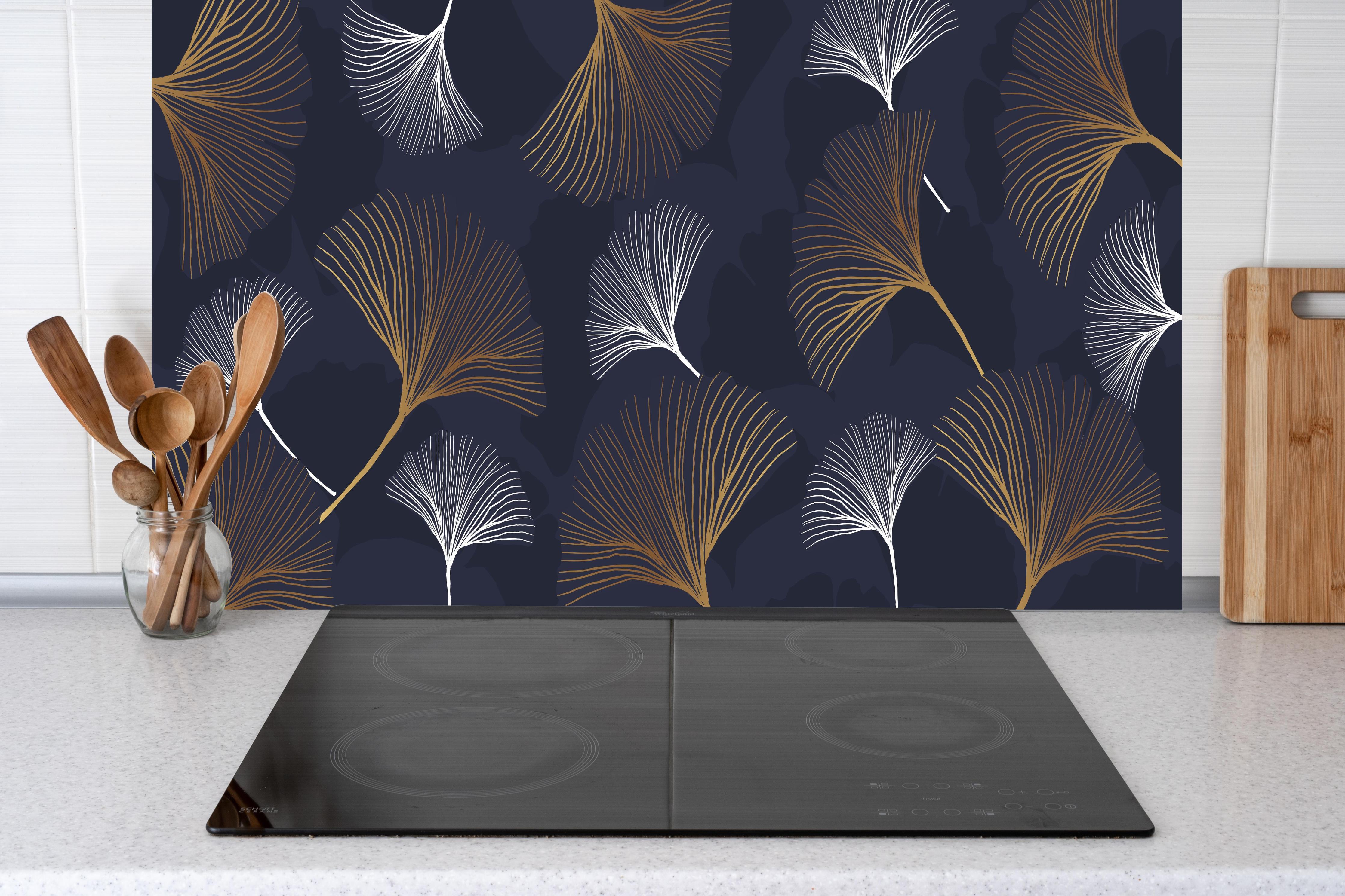 Küche - Eleganter metallischer Farn auf dunklem Hintergrund hinter weißen Hochglanz-Küchenregalen und schwarzem Wasserhahn