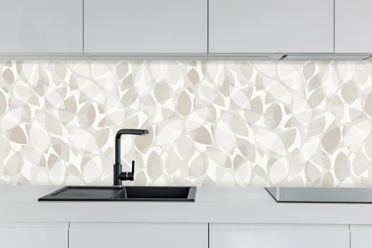 Küche - Elegantes Abstraktes Muster Weiß-Grautöne hinter weißen Hochglanz-Küchenregalen und schwarzem Wasserhahn