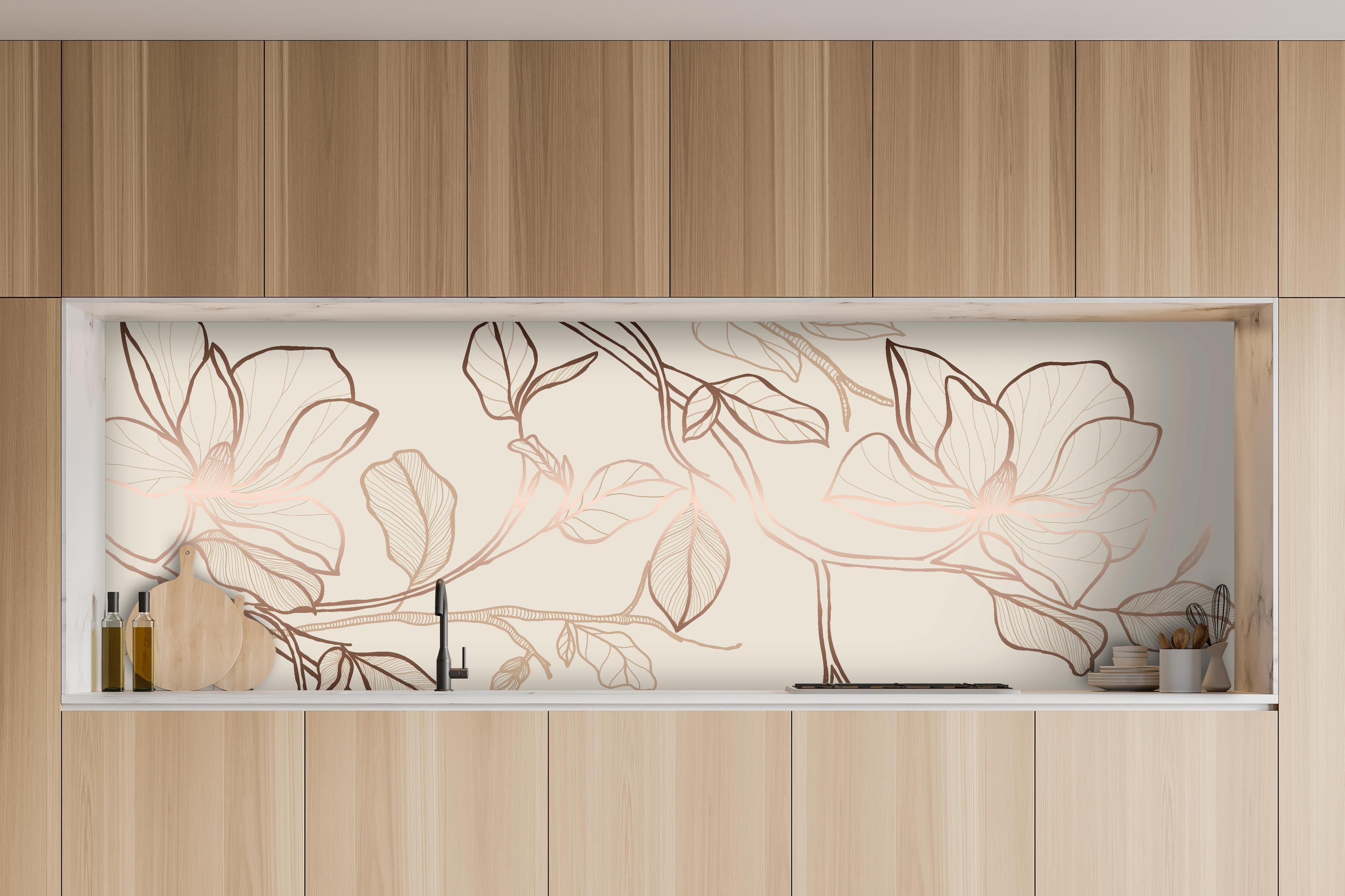 Küche - Elegantes Beige-Blumen Linienkunst Design hinter weißen Hochglanz-Küchenregalen und schwarzem Wasserhahn