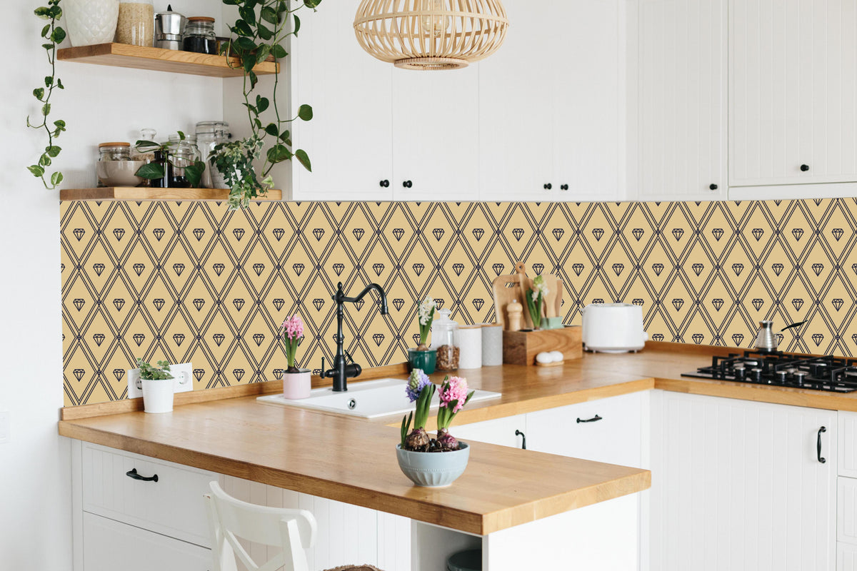 Küche - Elegantes Beige und Gelb Grafikdesign hinter weißen Hochglanz-Küchenregalen und schwarzem Wasserhahn