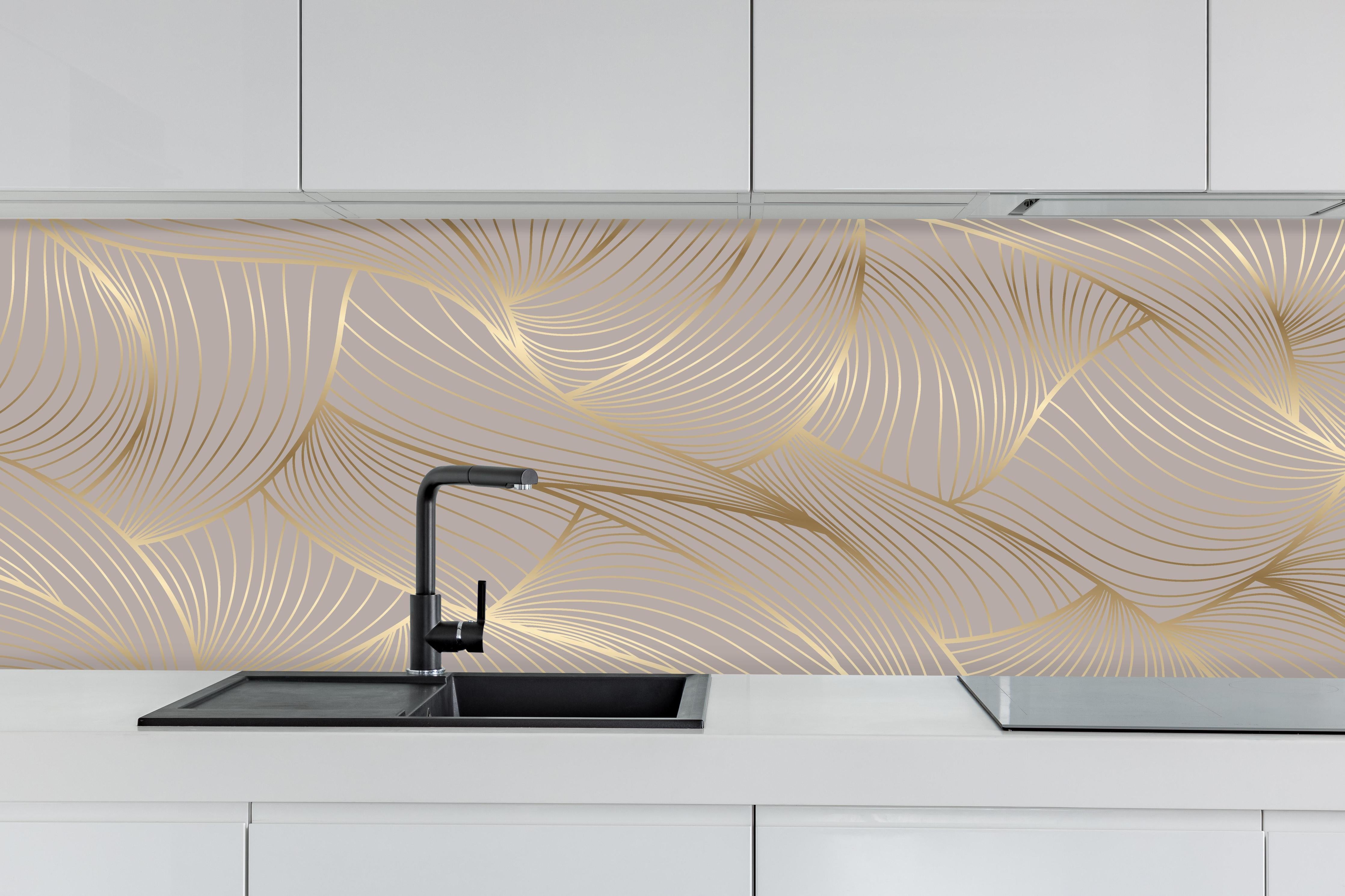 Küche - Elegantes Beige und Gold Linienmuster hinter weißen Hochglanz-Küchenregalen und schwarzem Wasserhahn