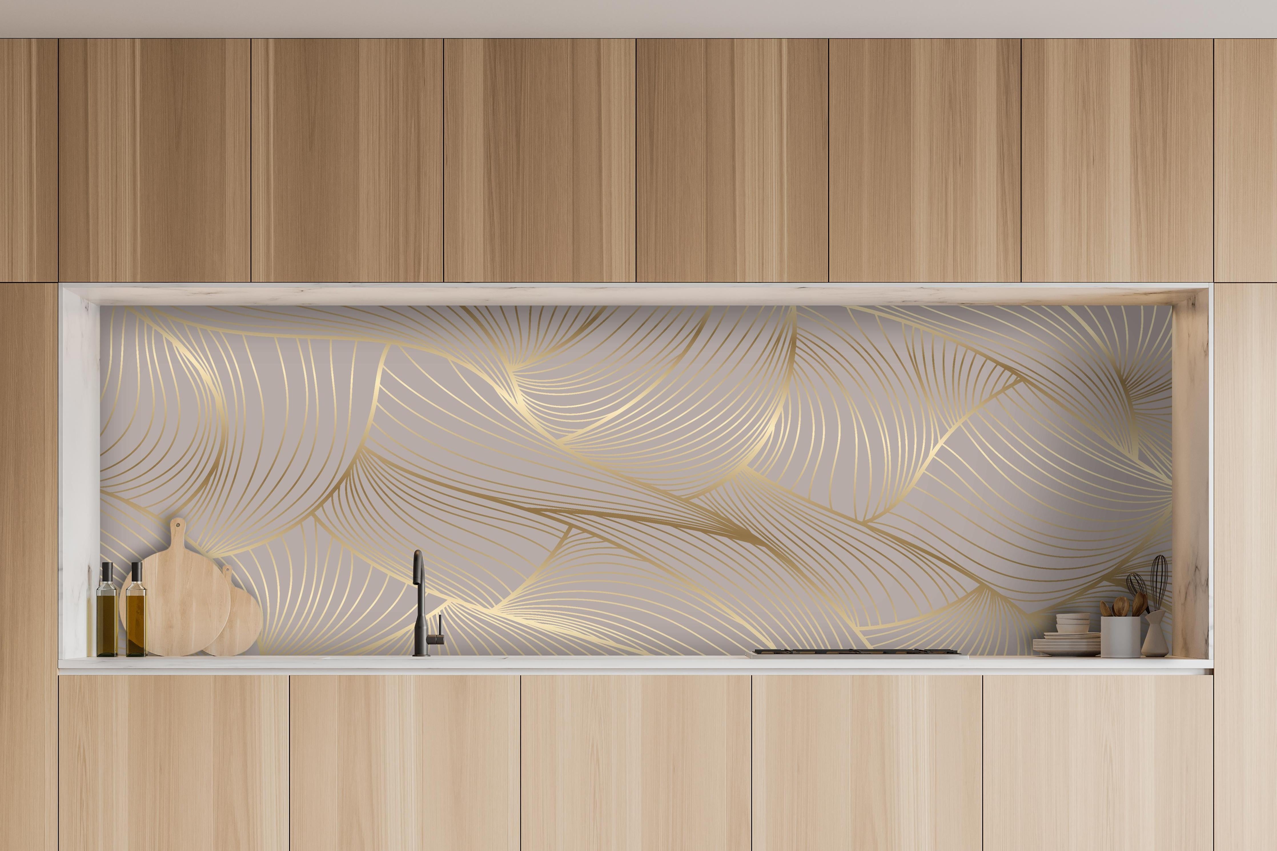 Küche - Elegantes Beige und Gold Linienmuster hinter weißen Hochglanz-Küchenregalen und schwarzem Wasserhahn