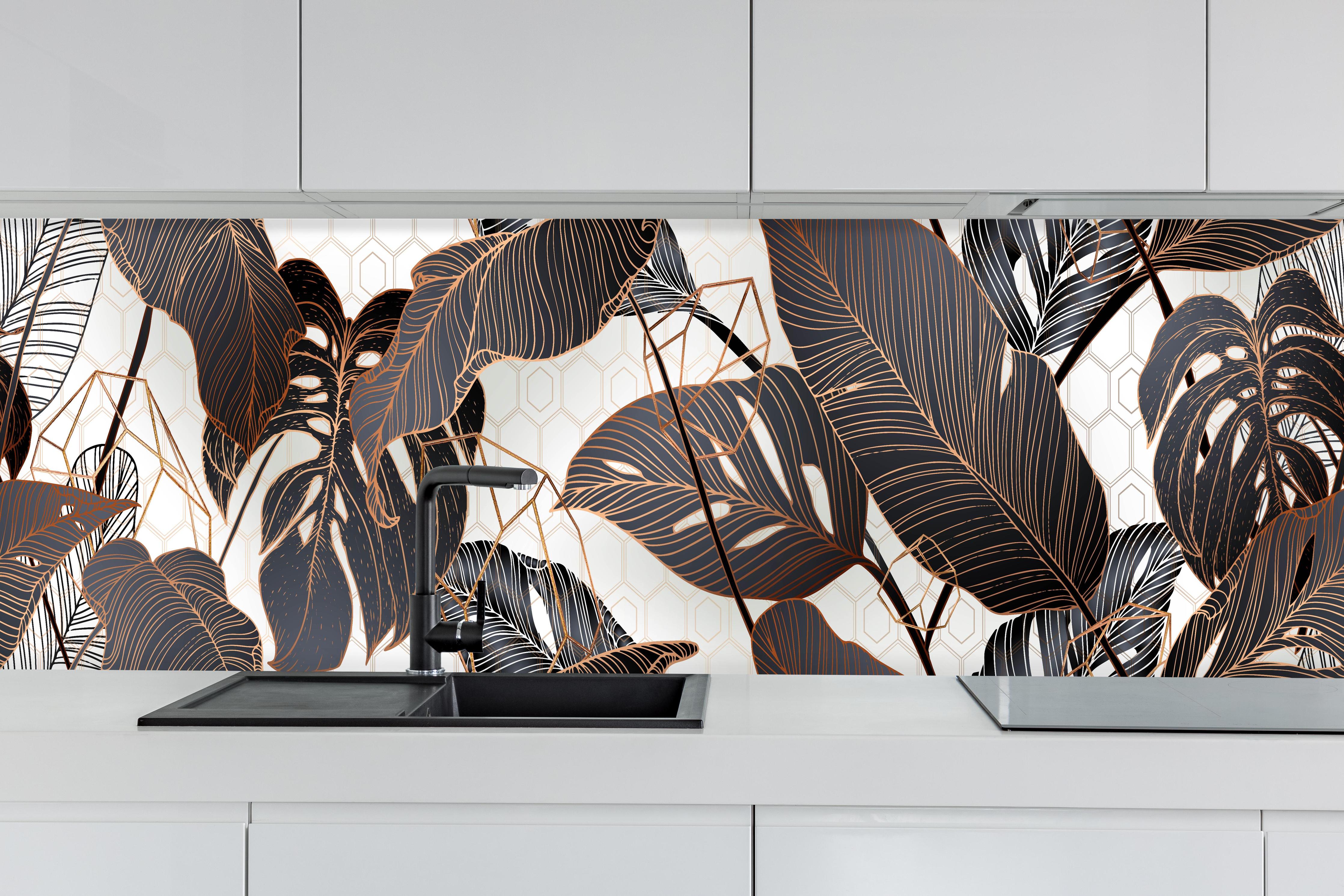 Küche - Elegantes Blättermuster in Erdtönen hinter weißen Hochglanz-Küchenregalen und schwarzem Wasserhahn