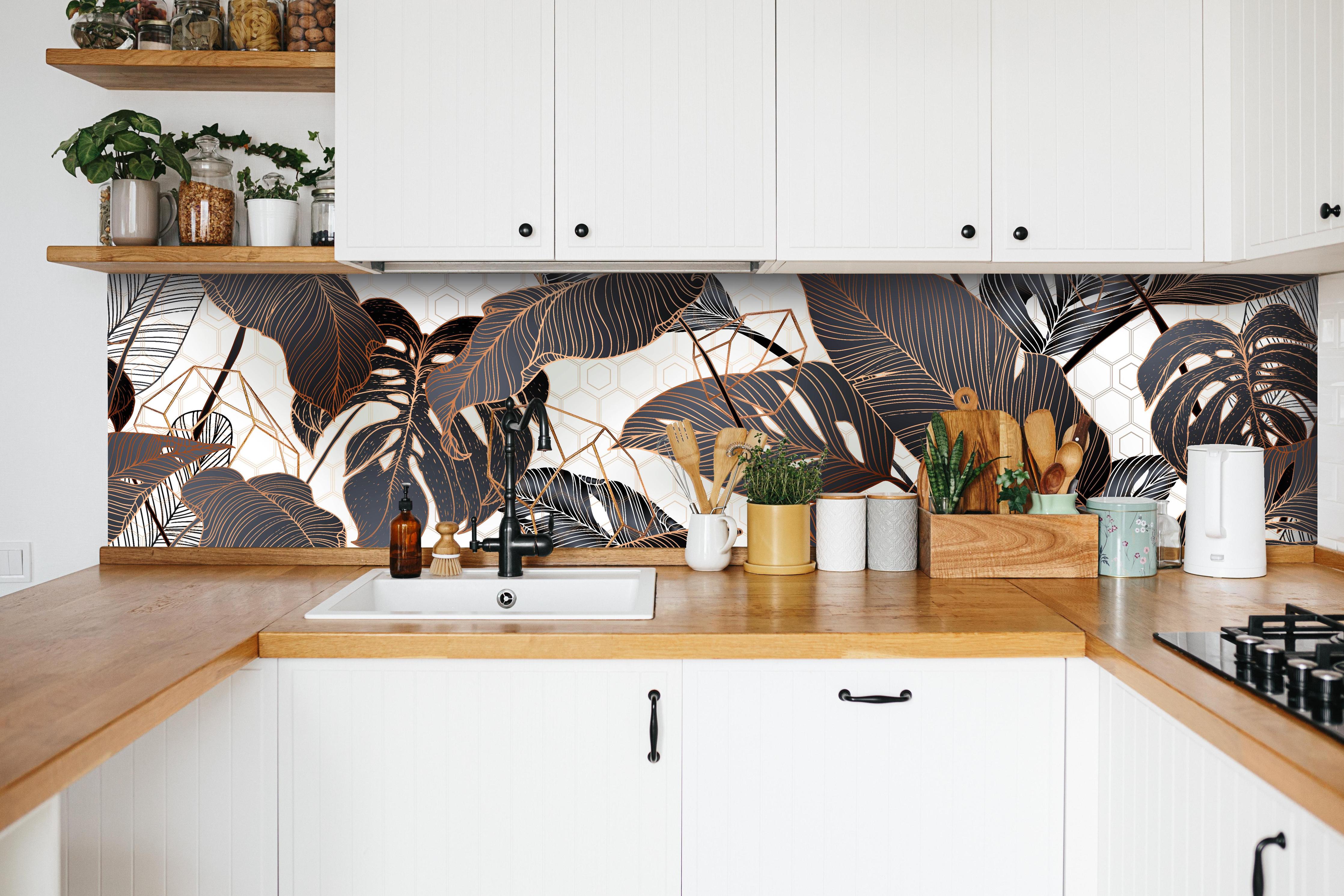 Küche - Elegantes Blättermuster in Erdtönen hinter weißen Hochglanz-Küchenregalen und schwarzem Wasserhahn