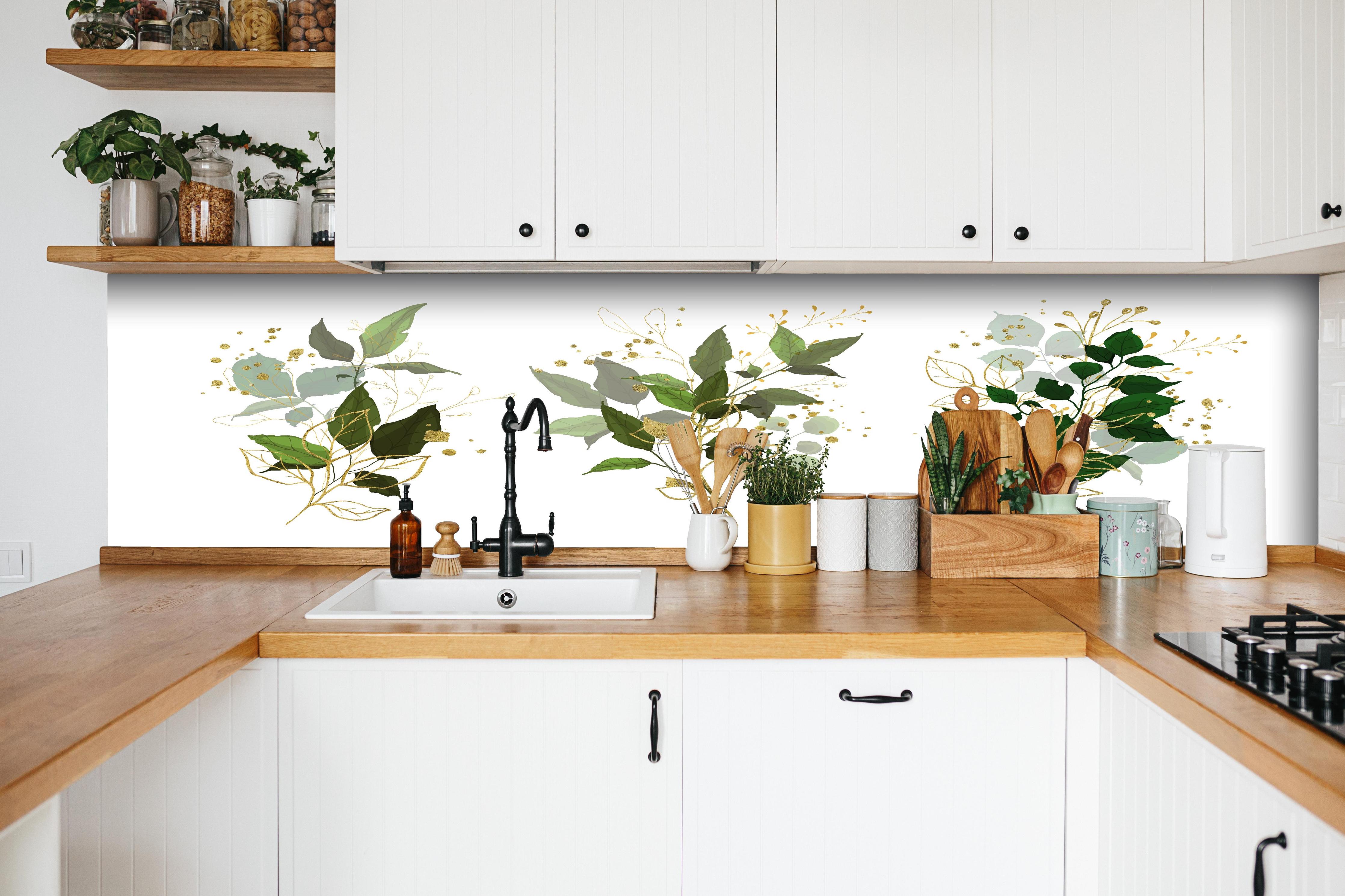 Küche - Elegantes Blattwerk Kunst Design Gold Grün hinter weißen Hochglanz-Küchenregalen und schwarzem Wasserhahn