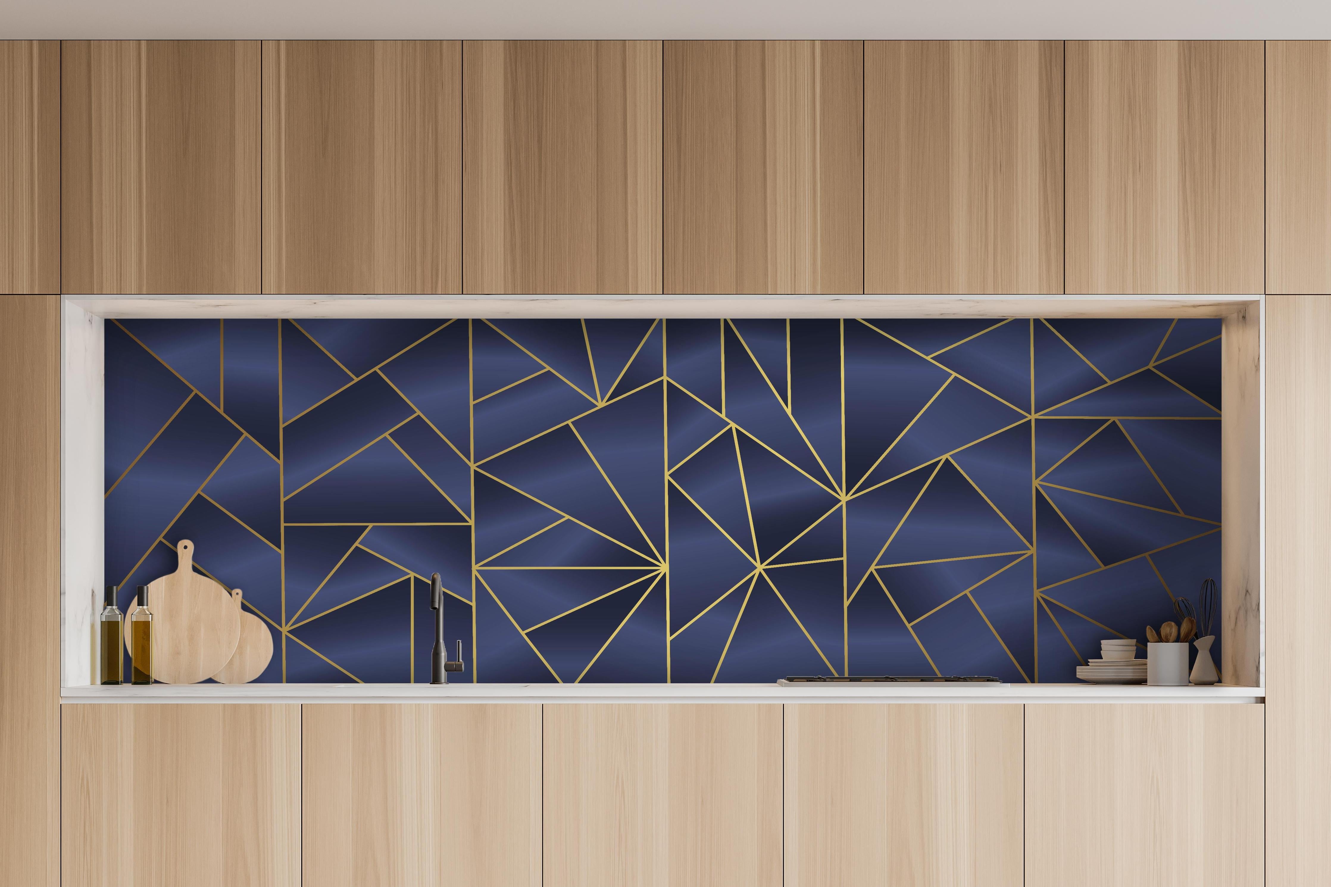 Küche - Elegantes Blau und Gold Linienmuster hinter weißen Hochglanz-Küchenregalen und schwarzem Wasserhahn