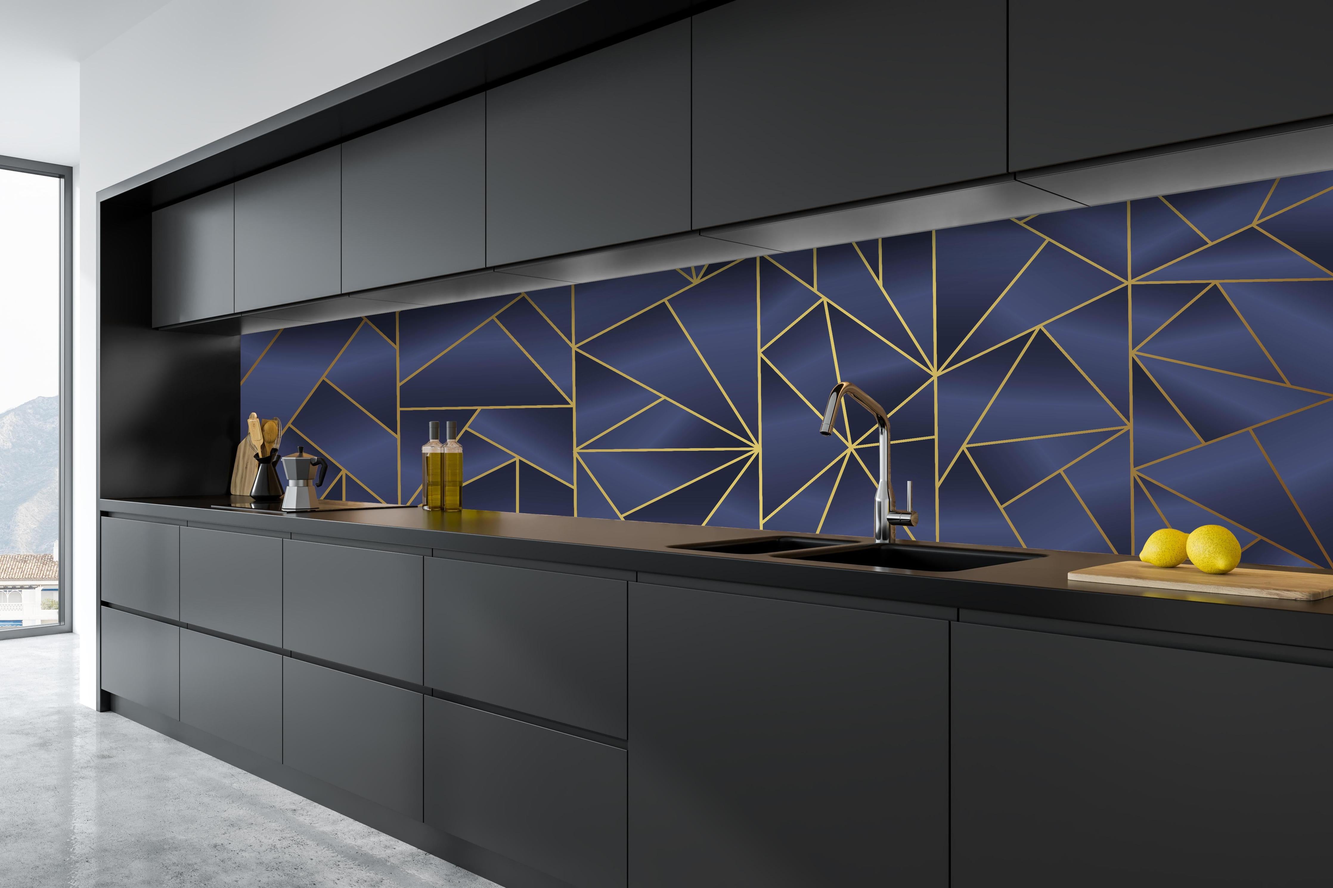 Küche - Elegantes Blau und Gold Linienmuster hinter weißen Hochglanz-Küchenregalen und schwarzem Wasserhahn