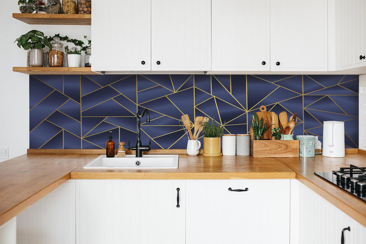 Küche - Elegantes Blau und Gold Linienmuster hinter weißen Hochglanz-Küchenregalen und schwarzem Wasserhahn
