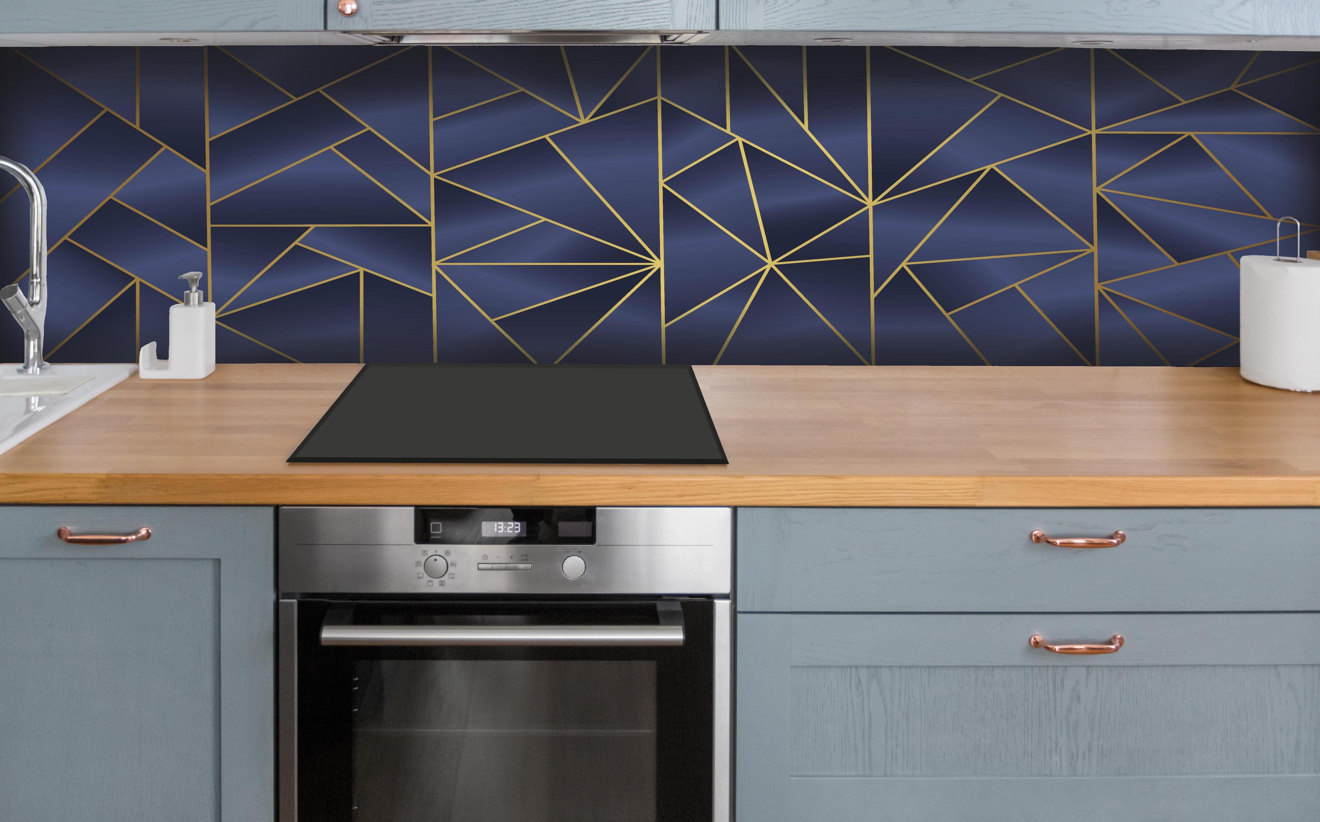 Küche - Elegantes Blau und Gold Linienmuster hinter weißen Hochglanz-Küchenregalen und schwarzem Wasserhahn