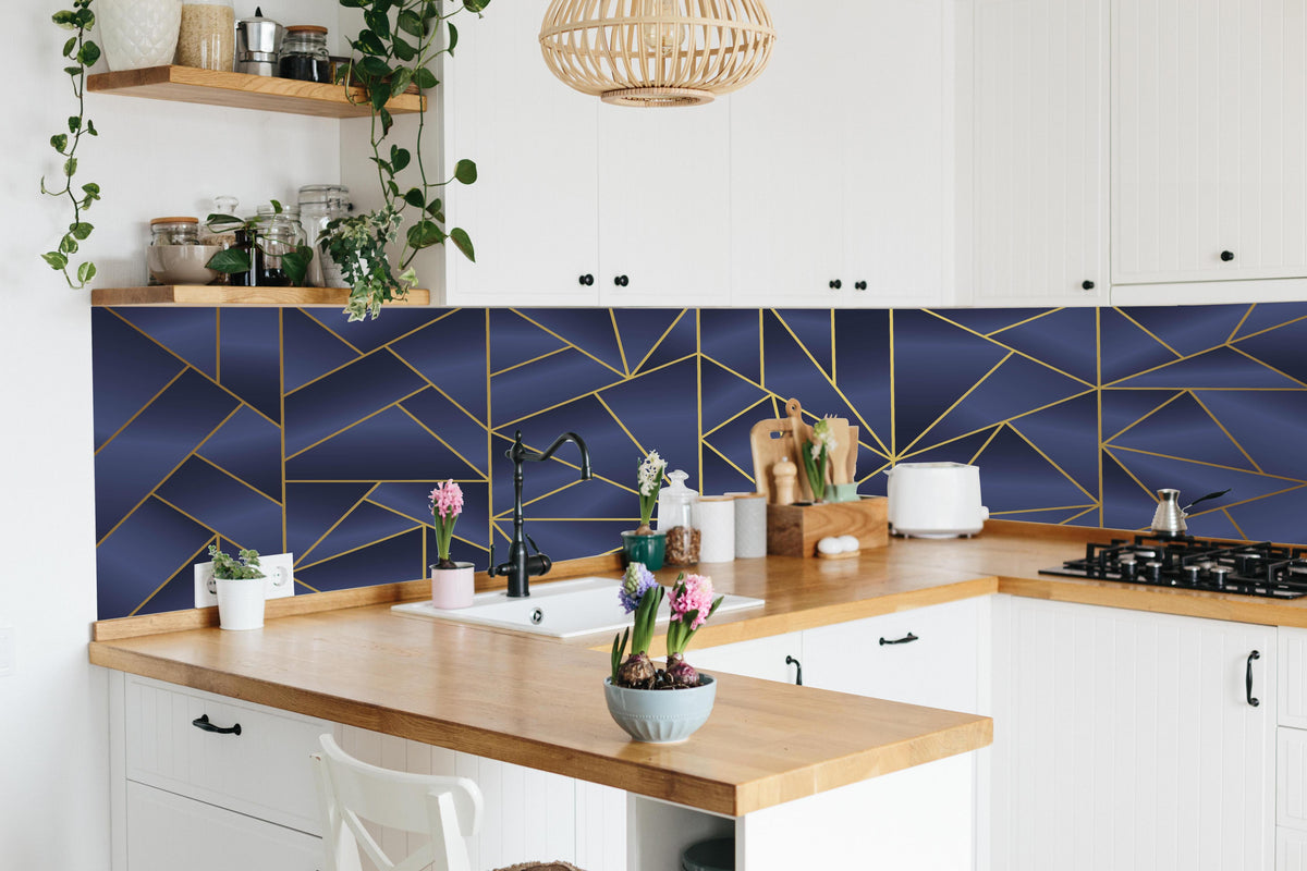 Küche - Elegantes Blau und Gold Linienmuster hinter weißen Hochglanz-Küchenregalen und schwarzem Wasserhahn