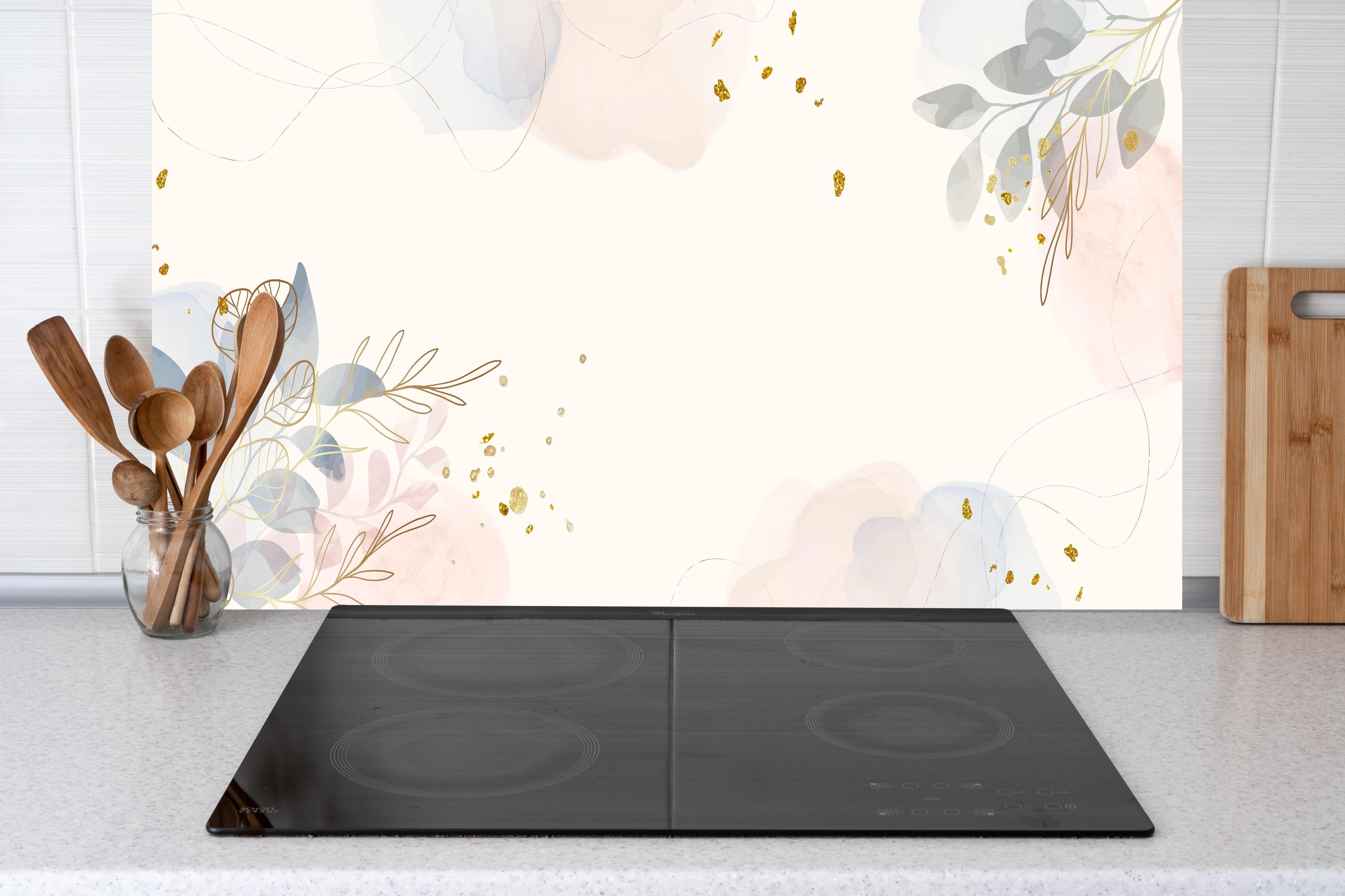 Küche - Elegantes Blumen Aquarell Hintergrunddesign hinter weißen Hochglanz-Küchenregalen und schwarzem Wasserhahn