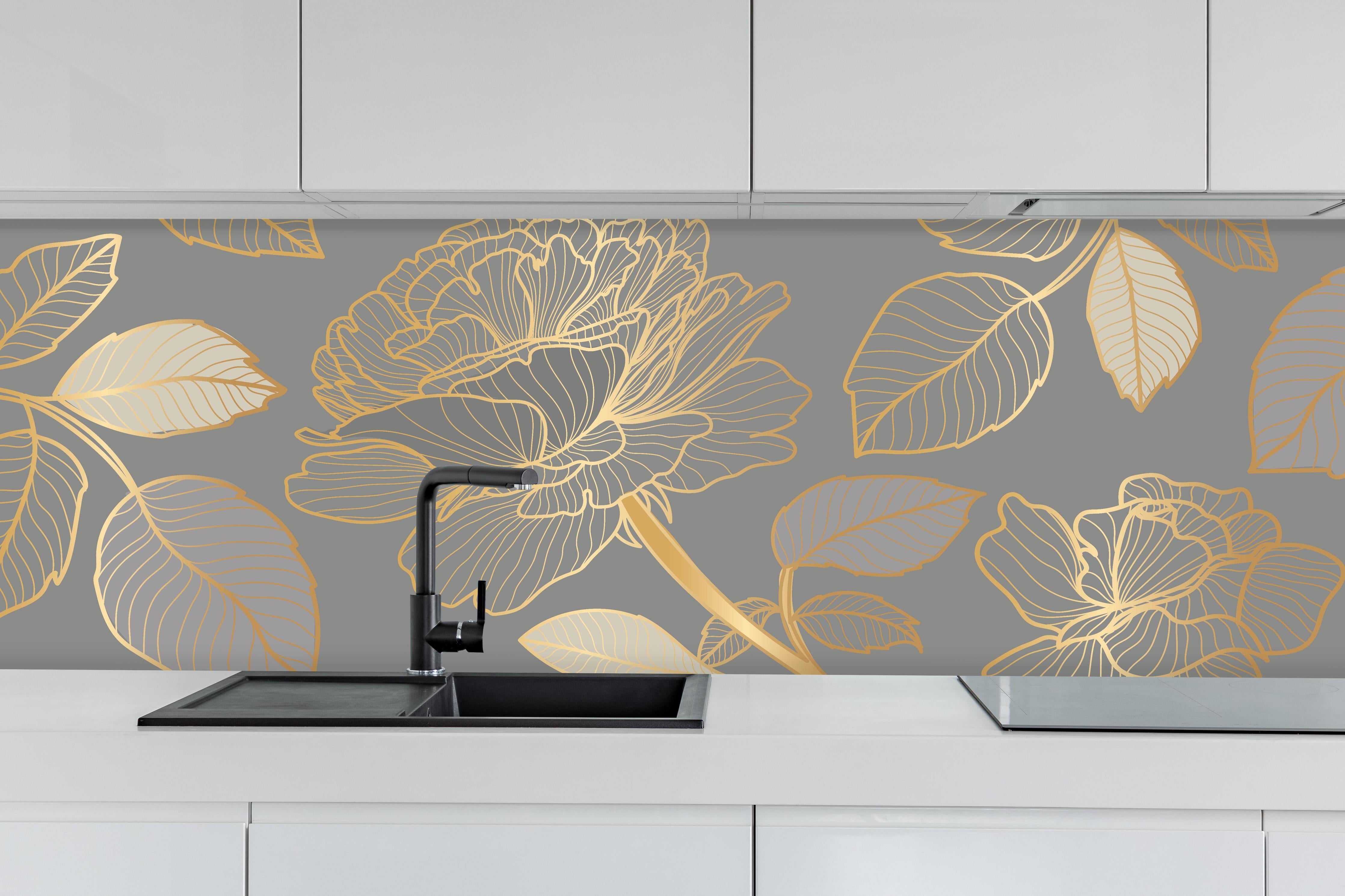 Küche - Elegantes Blumenmuster in Gold auf Grau hinter weißen Hochglanz-Küchenregalen und schwarzem Wasserhahn