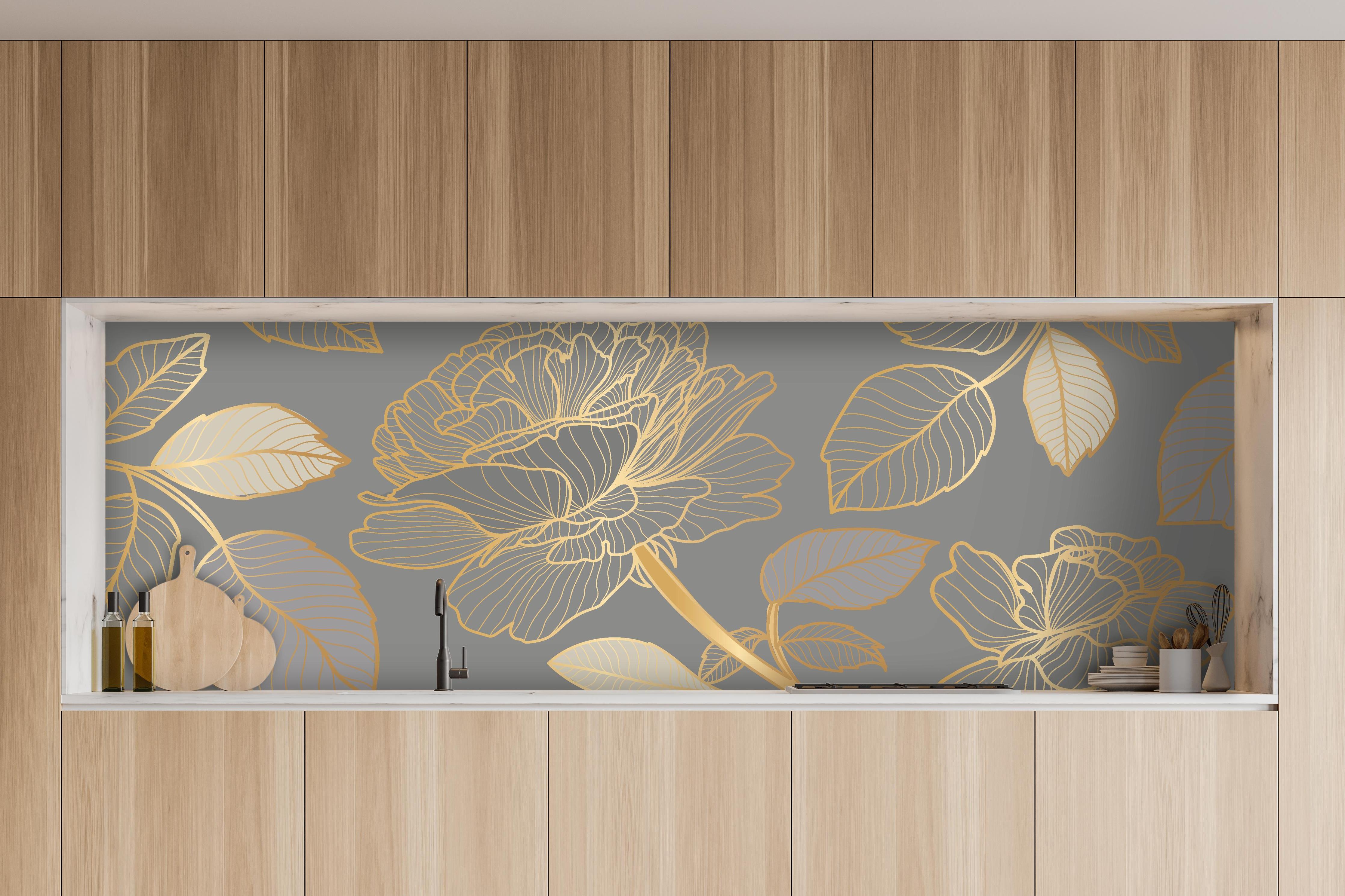 Küche - Elegantes Blumenmuster in Gold auf Grau hinter weißen Hochglanz-Küchenregalen und schwarzem Wasserhahn