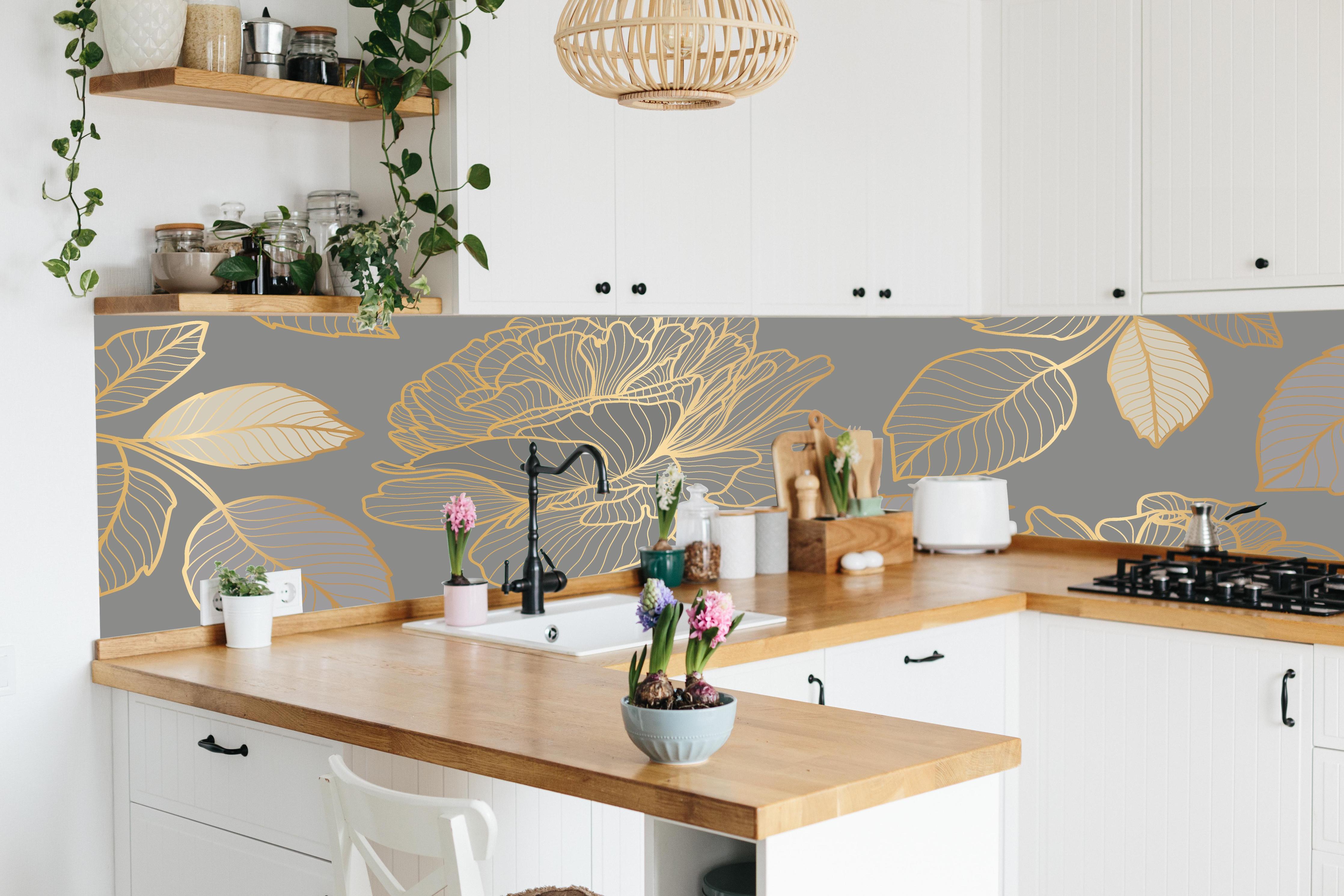 Küche - Elegantes Blumenmuster in Gold auf Grau hinter weißen Hochglanz-Küchenregalen und schwarzem Wasserhahn