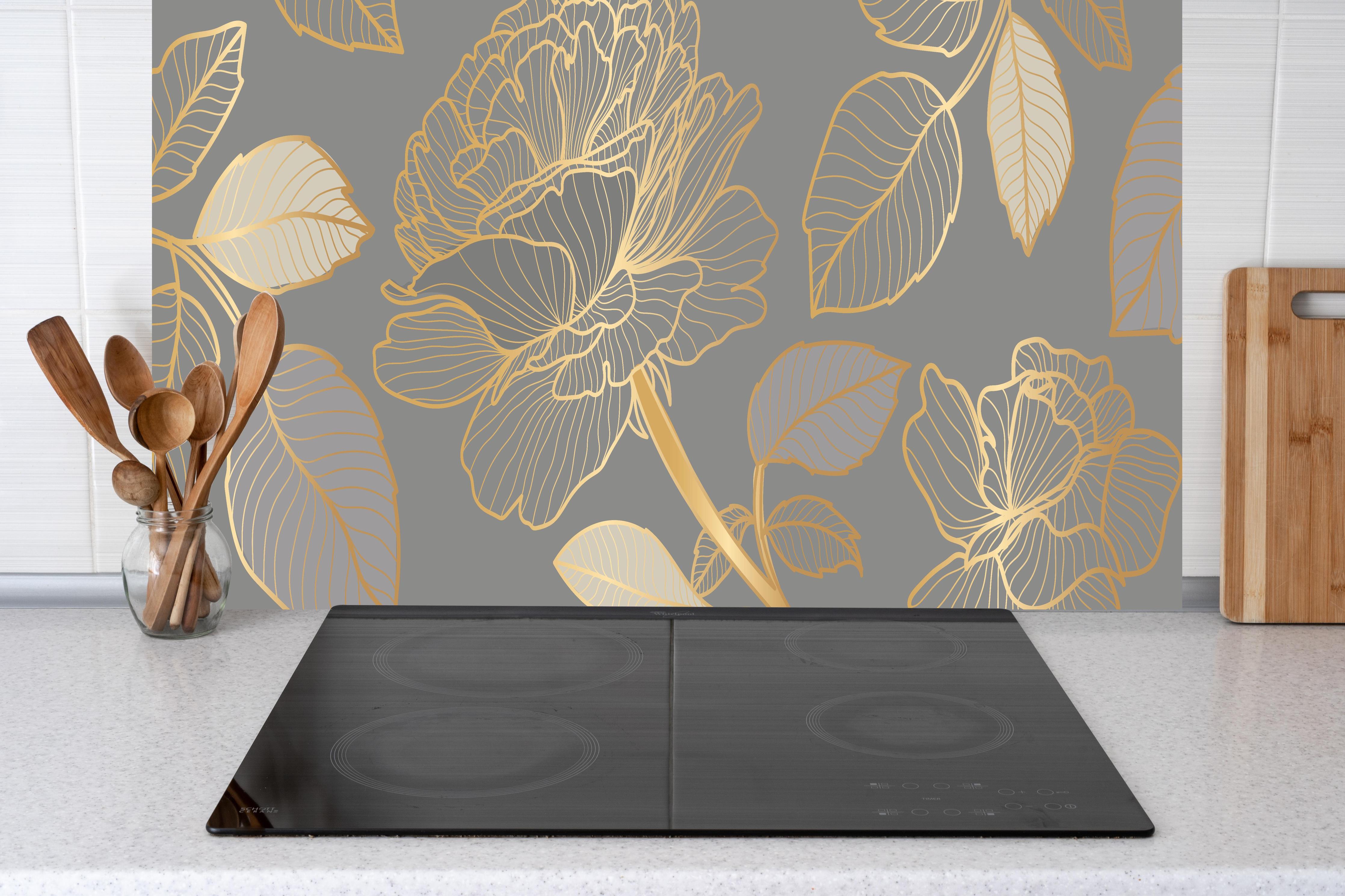 Küche - Elegantes Blumenmuster in Gold und Grau hinter weißen Hochglanz-Küchenregalen und schwarzem Wasserhahn