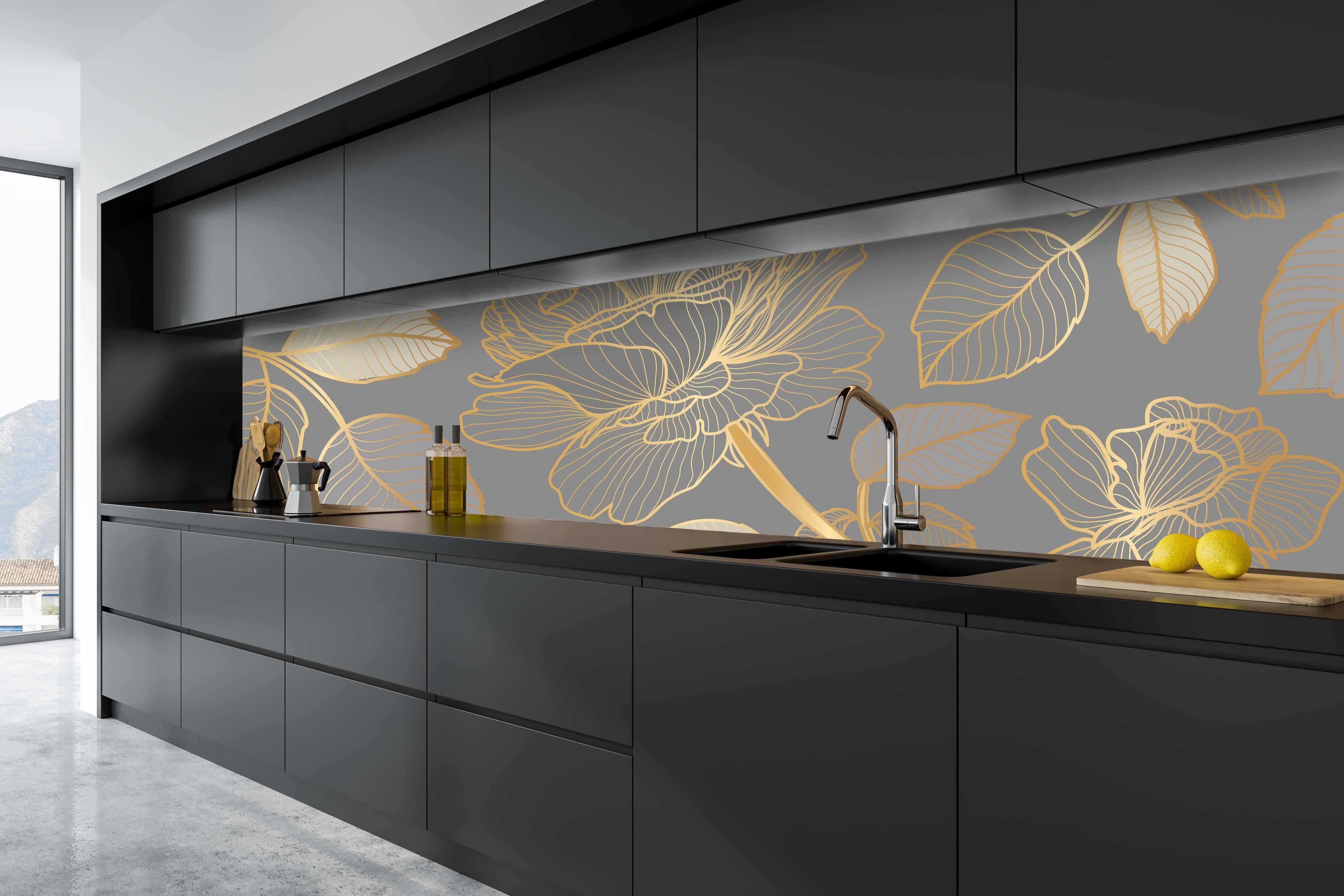 Küche - Elegantes Blumenmuster in Gold und Grau hinter weißen Hochglanz-Küchenregalen und schwarzem Wasserhahn