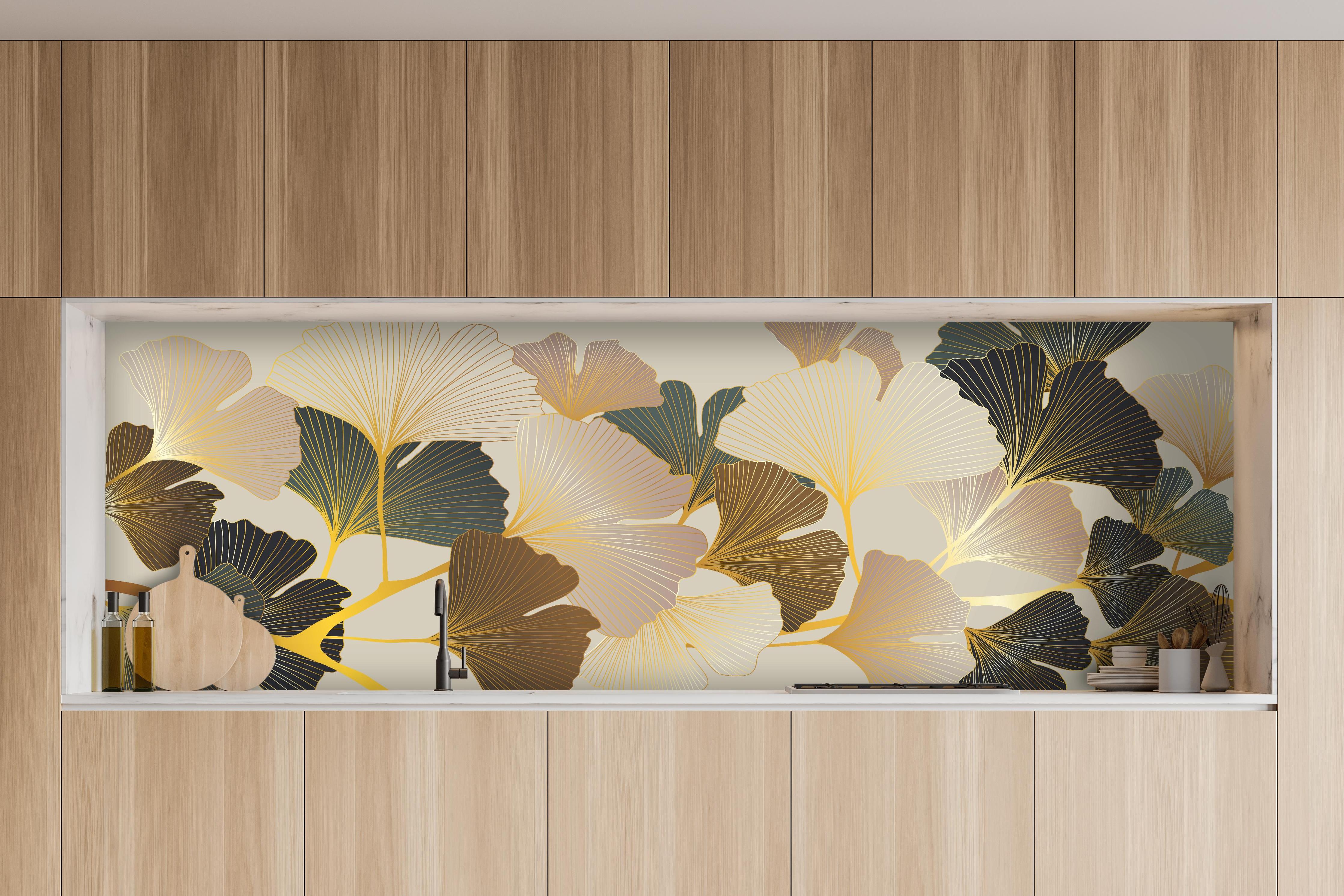 Küche - Elegantes Ginkgo Blatt Muster in Beigetönen hinter weißen Hochglanz-Küchenregalen und schwarzem Wasserhahn