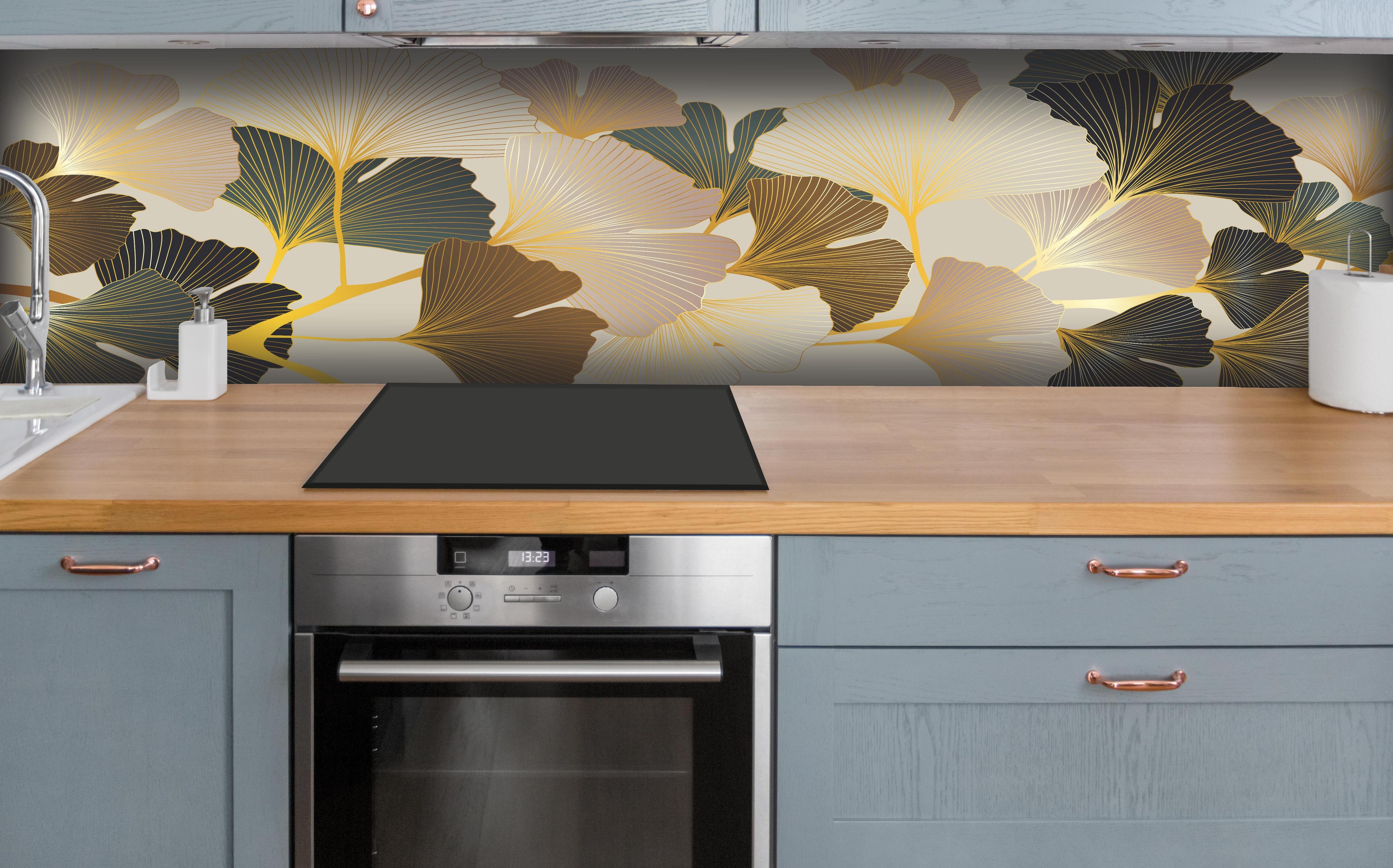 Küche - Elegantes Ginkgo Blatt Muster in Beigetönen hinter weißen Hochglanz-Küchenregalen und schwarzem Wasserhahn