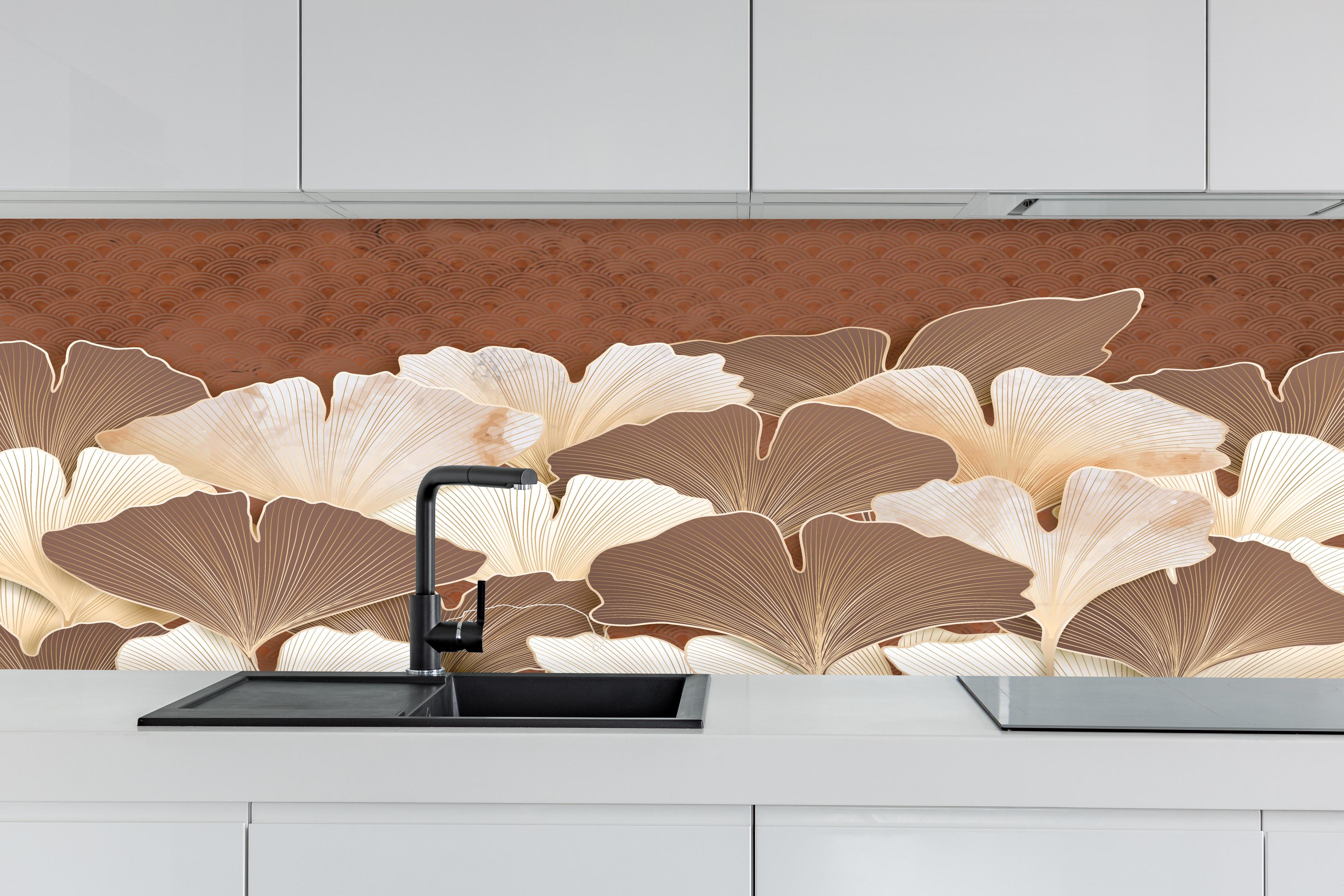 Küche - Elegantes Ginkgo Blattmuster in Beige hinter weißen Hochglanz-Küchenregalen und schwarzem Wasserhahn