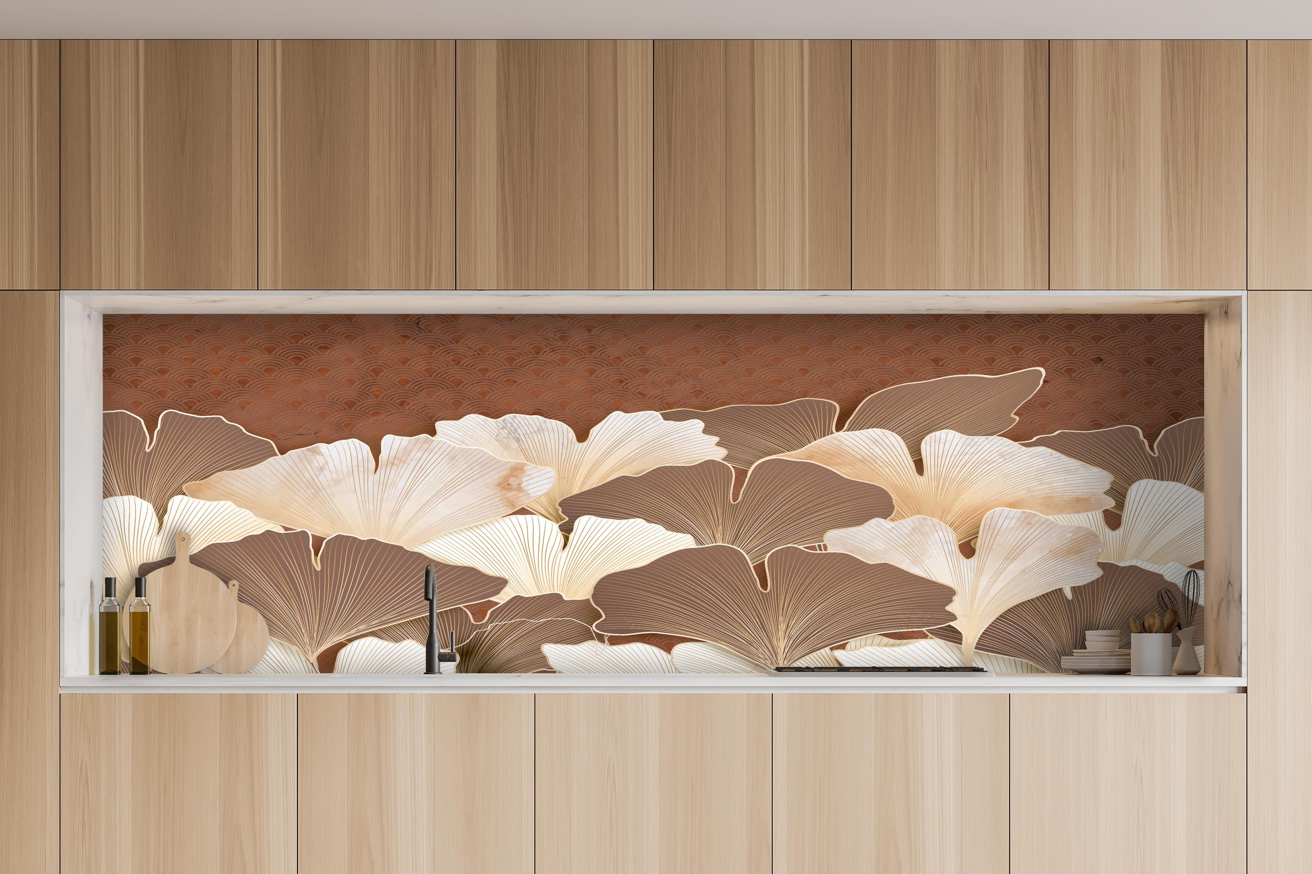 Küche - Elegantes Ginkgo Blattmuster in Beige hinter weißen Hochglanz-Küchenregalen und schwarzem Wasserhahn