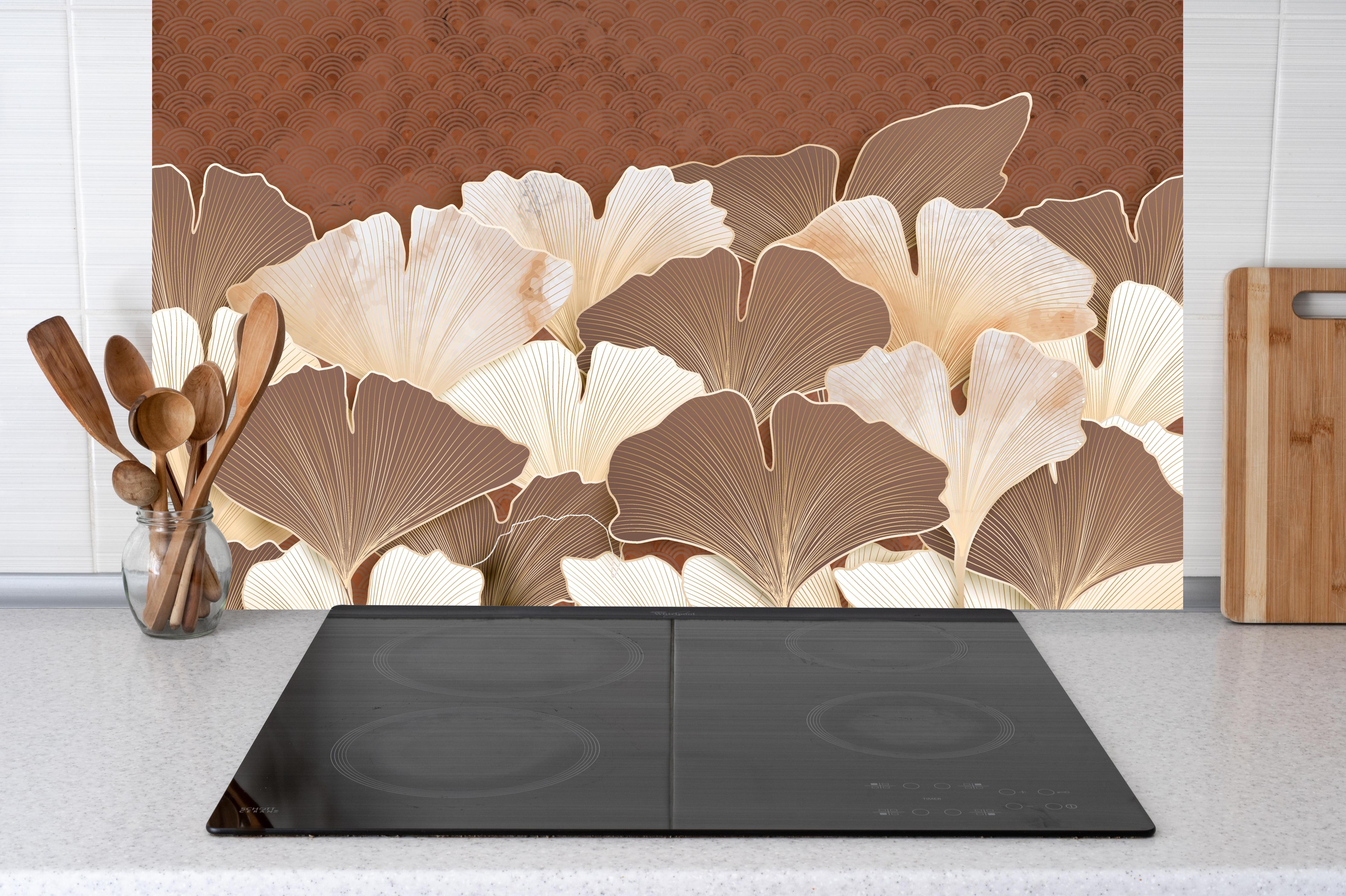 Küche - Elegantes Ginkgo Blattmuster in Beige hinter weißen Hochglanz-Küchenregalen und schwarzem Wasserhahn