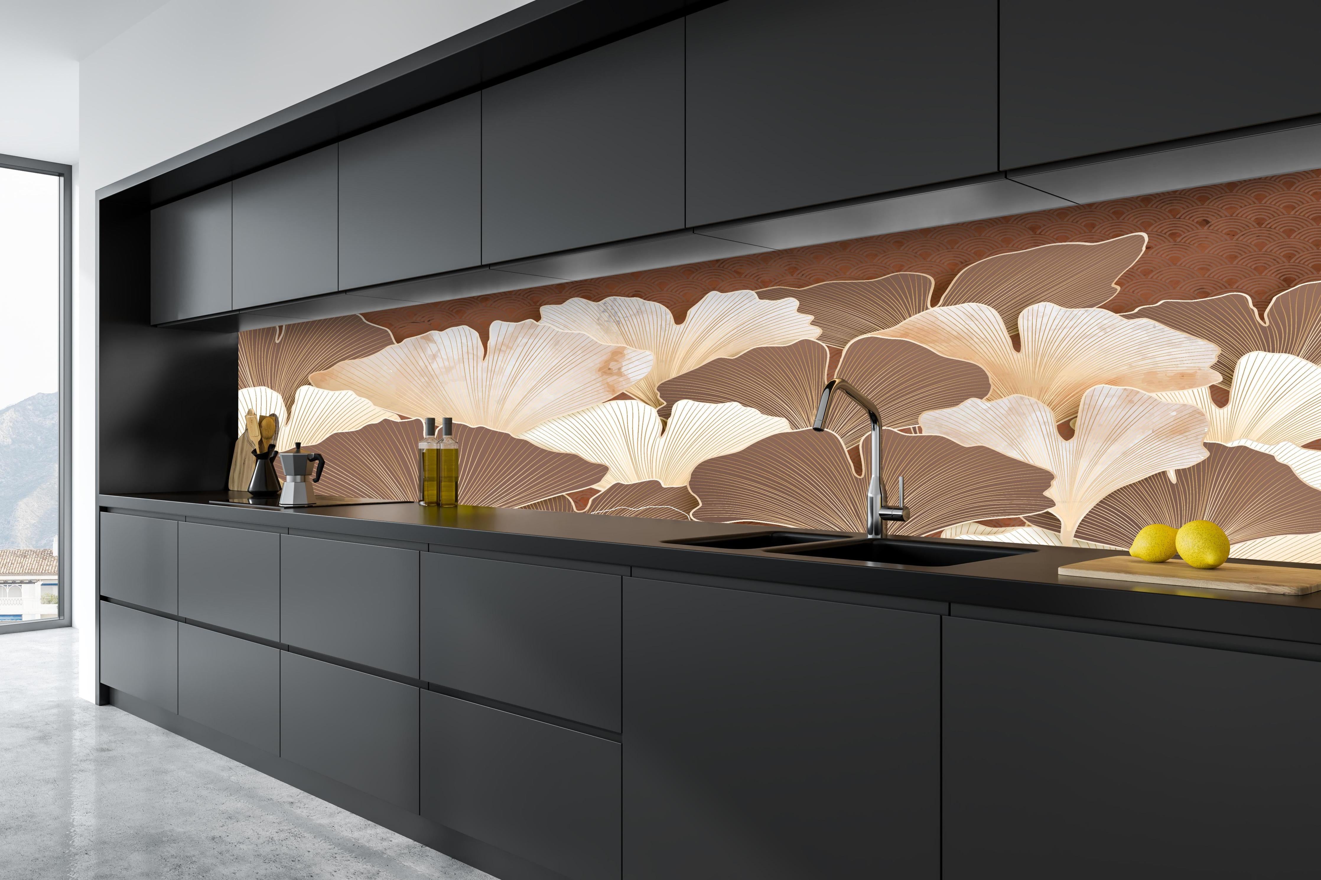 Küche - Elegantes Ginkgo Blattmuster in Beige hinter weißen Hochglanz-Küchenregalen und schwarzem Wasserhahn