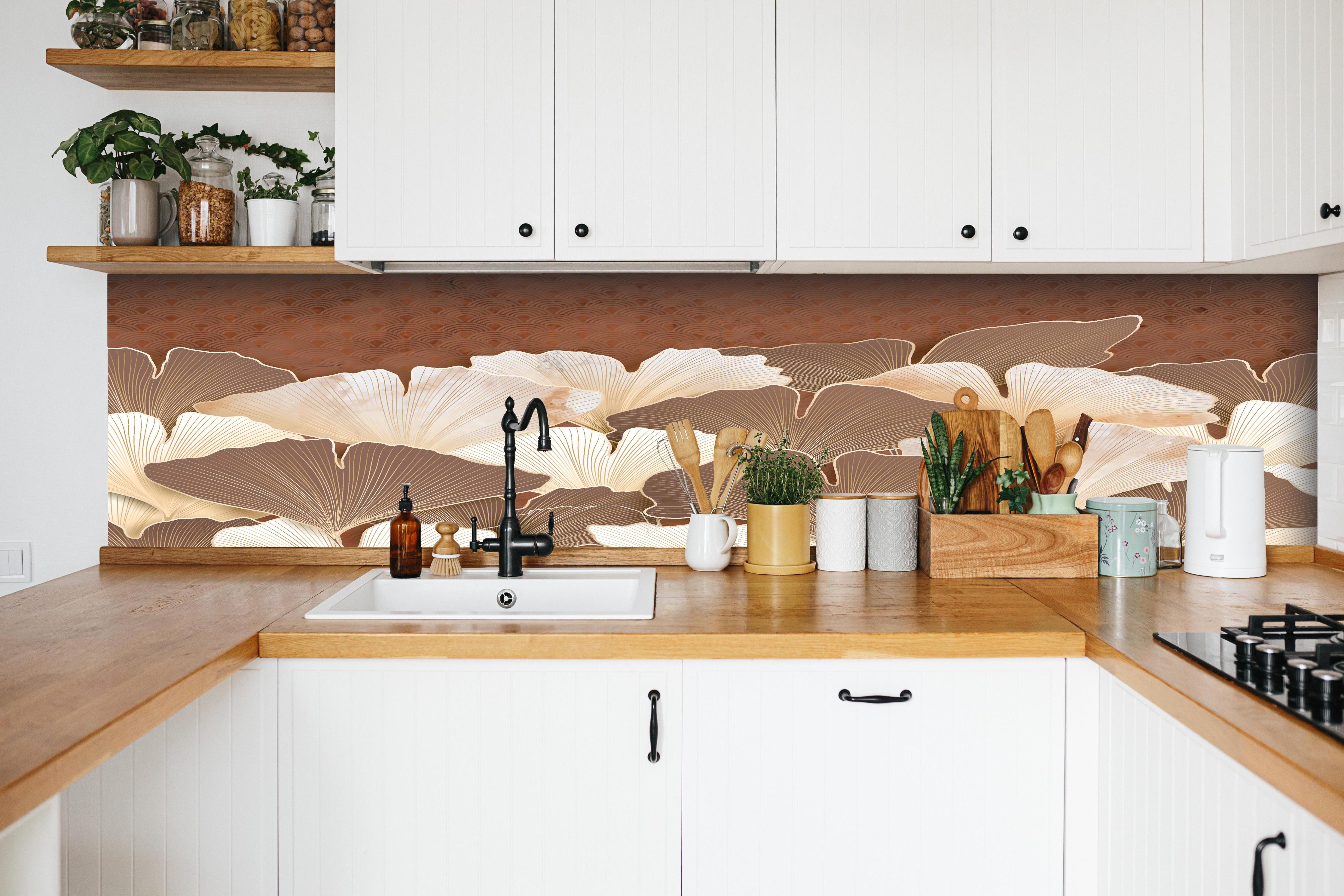 Küche - Elegantes Ginkgo Blattmuster in Beige hinter weißen Hochglanz-Küchenregalen und schwarzem Wasserhahn