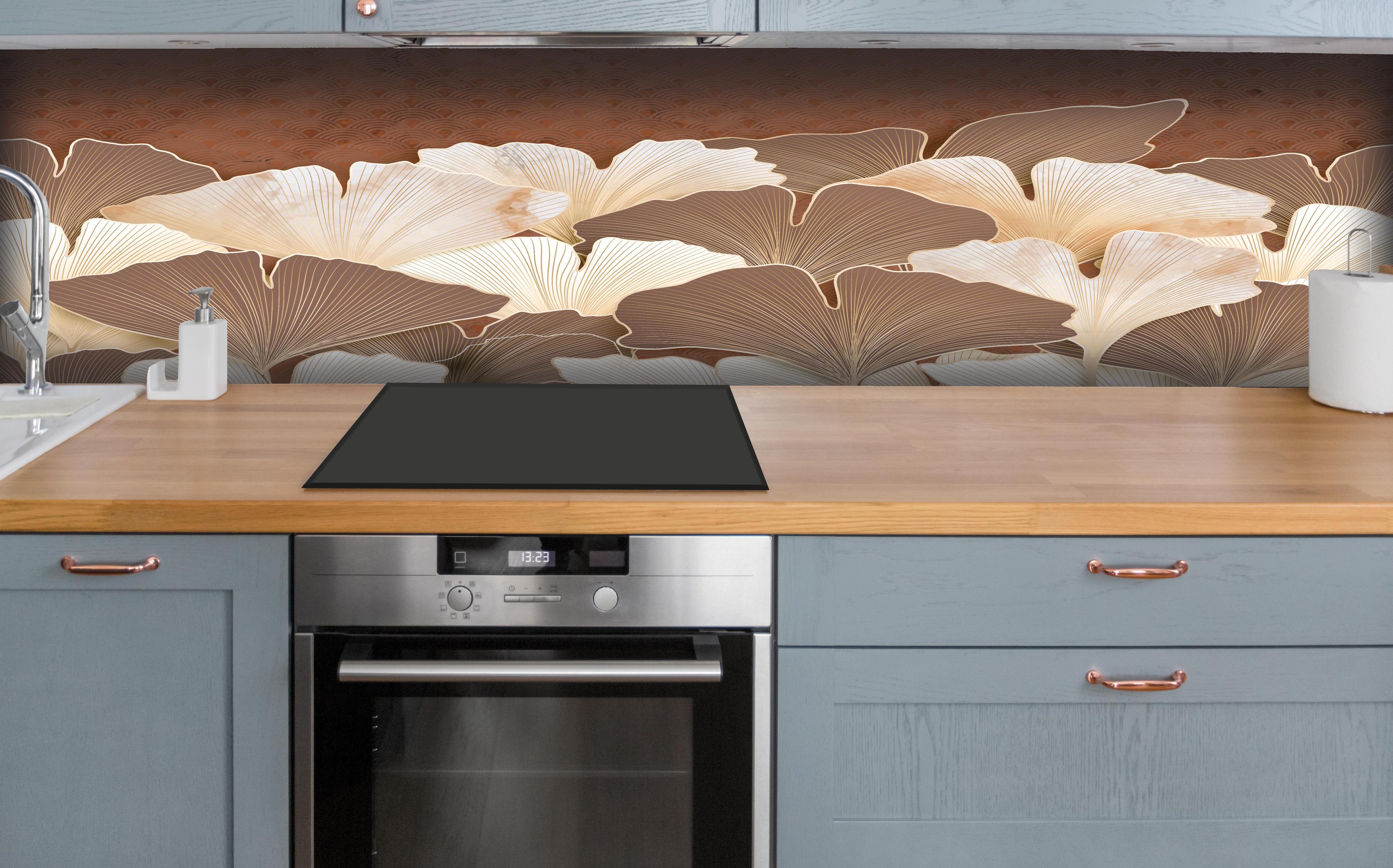 Küche - Elegantes Ginkgo Blattmuster in Beige hinter weißen Hochglanz-Küchenregalen und schwarzem Wasserhahn