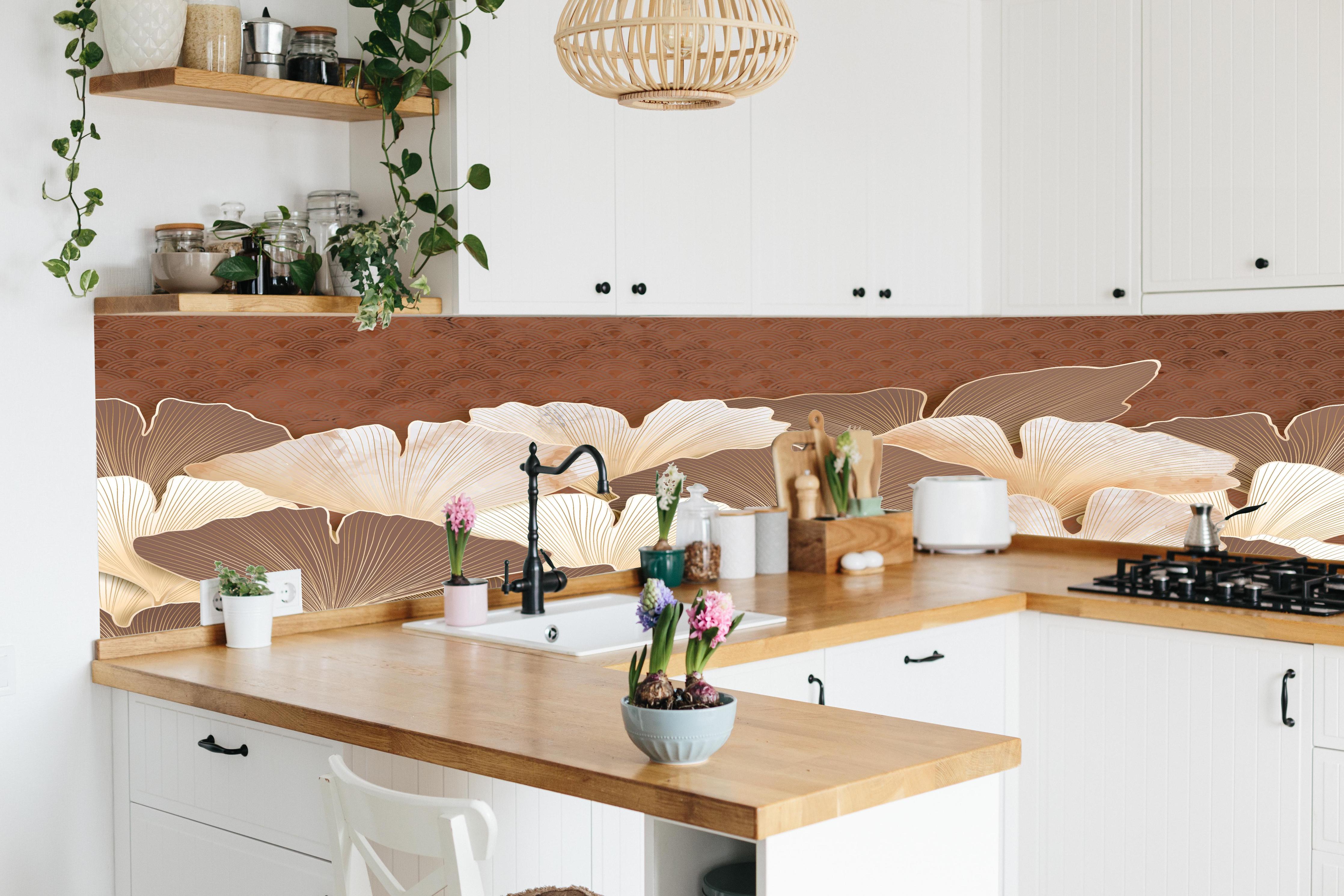 Küche - Elegantes Ginkgo Blattmuster in Beige hinter weißen Hochglanz-Küchenregalen und schwarzem Wasserhahn