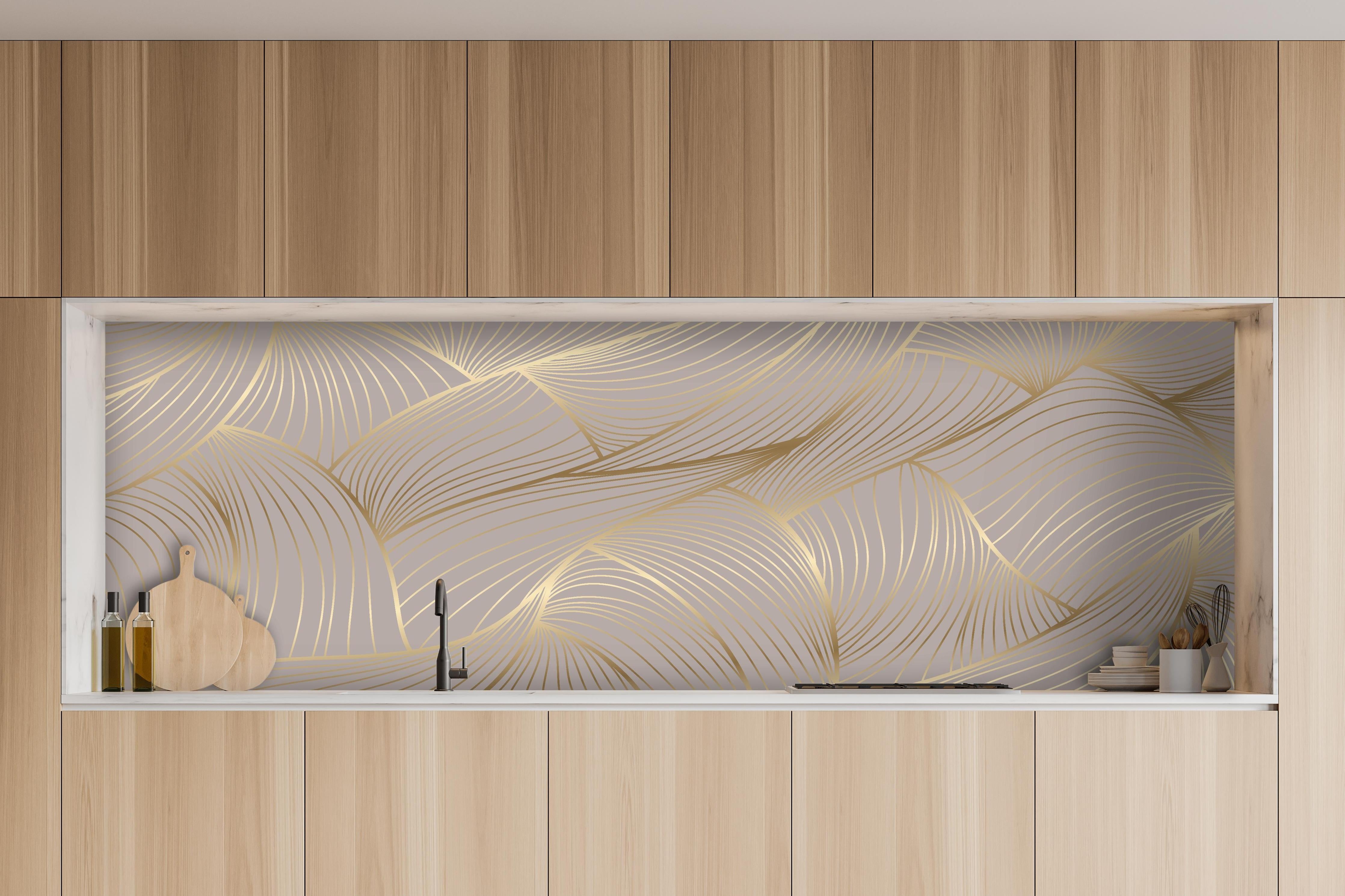 Küche - Elegantes Gold-Beige Wellenstruktur Design hinter weißen Hochglanz-Küchenregalen und schwarzem Wasserhahn