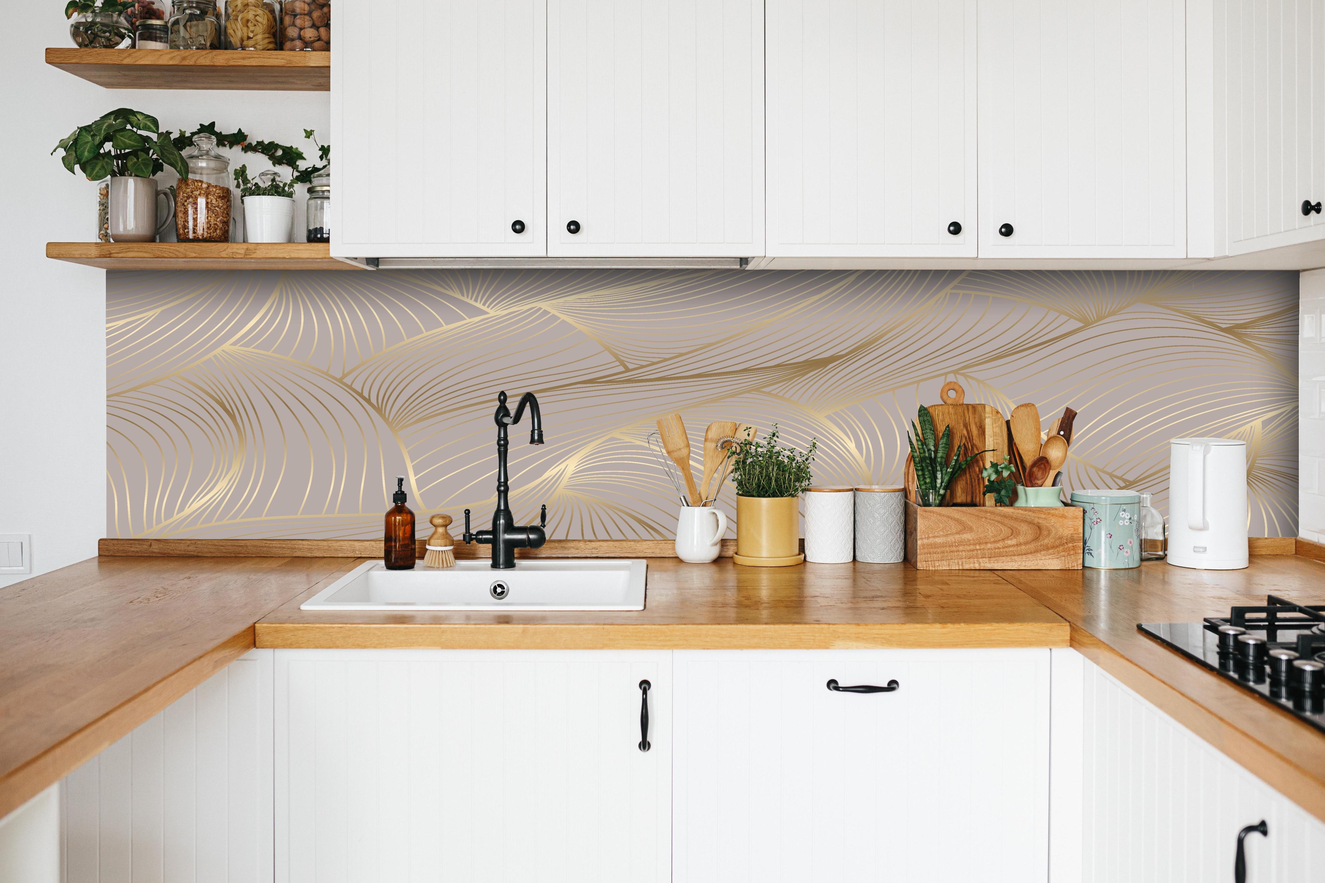 Küche - Elegantes Gold-Beige Wellenstruktur Design hinter weißen Hochglanz-Küchenregalen und schwarzem Wasserhahn