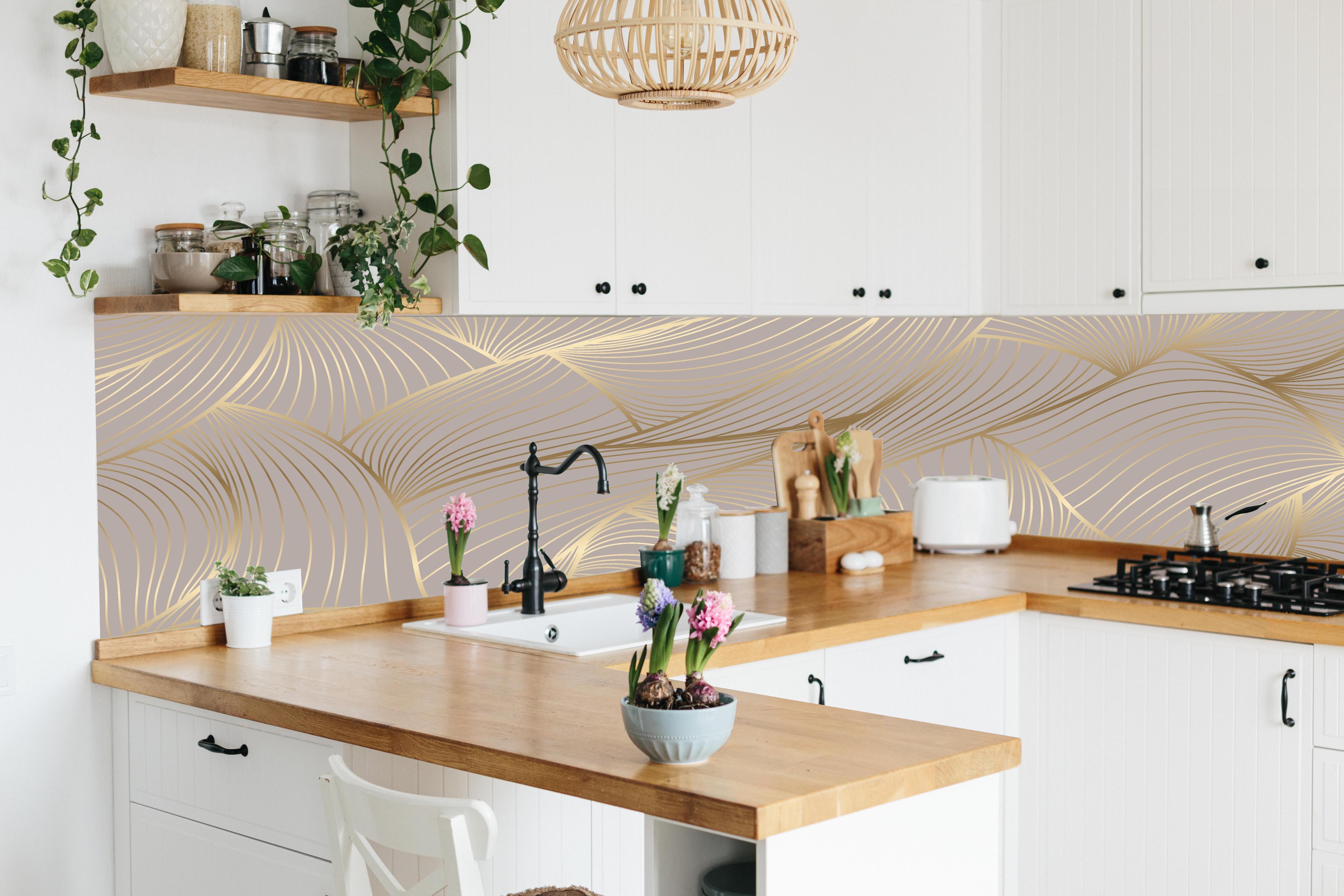 Küche - Elegantes Gold-Beige Wellenstruktur Design hinter weißen Hochglanz-Küchenregalen und schwarzem Wasserhahn