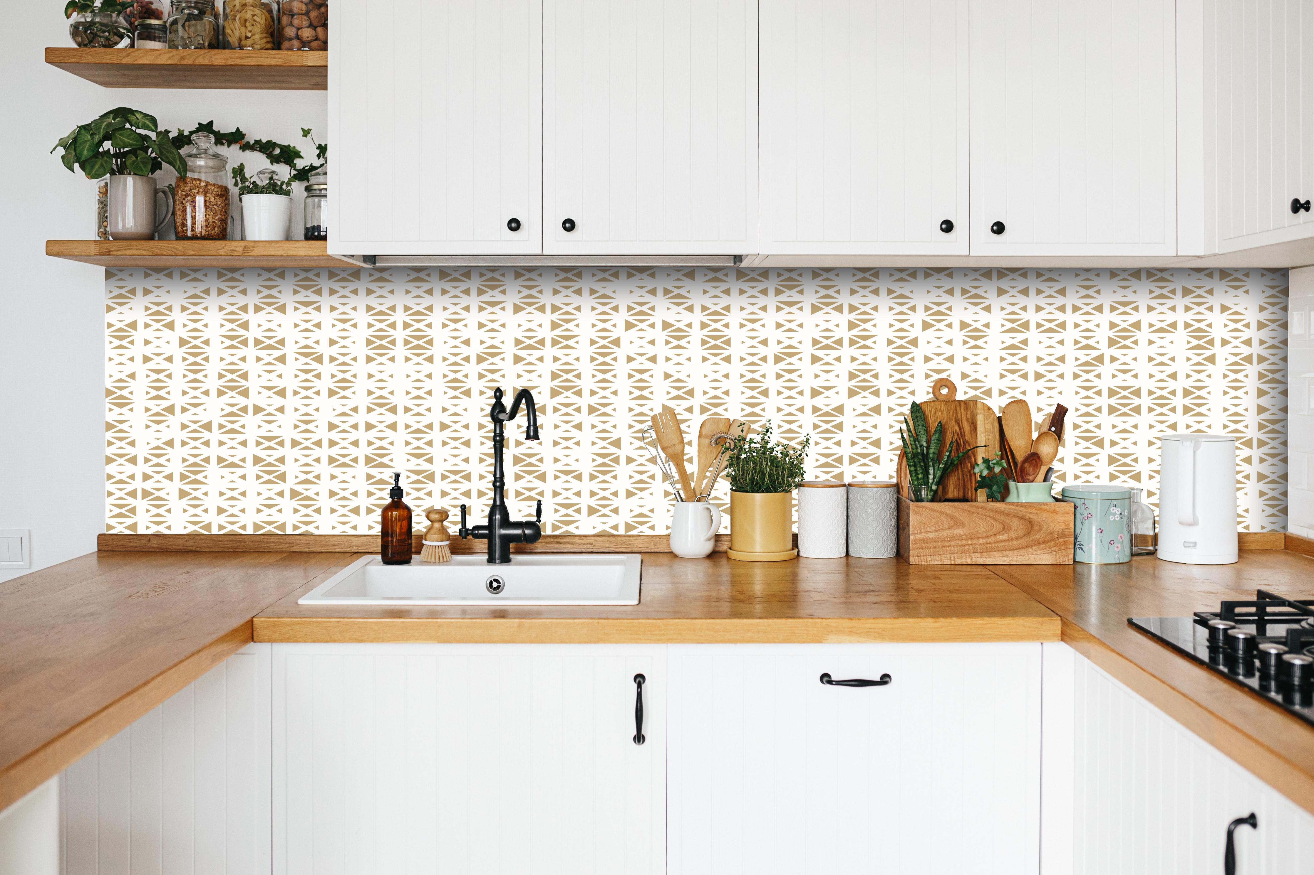 Küche - Elegantes Gold-Weiß Ornament Muster hinter weißen Hochglanz-Küchenregalen und schwarzem Wasserhahn