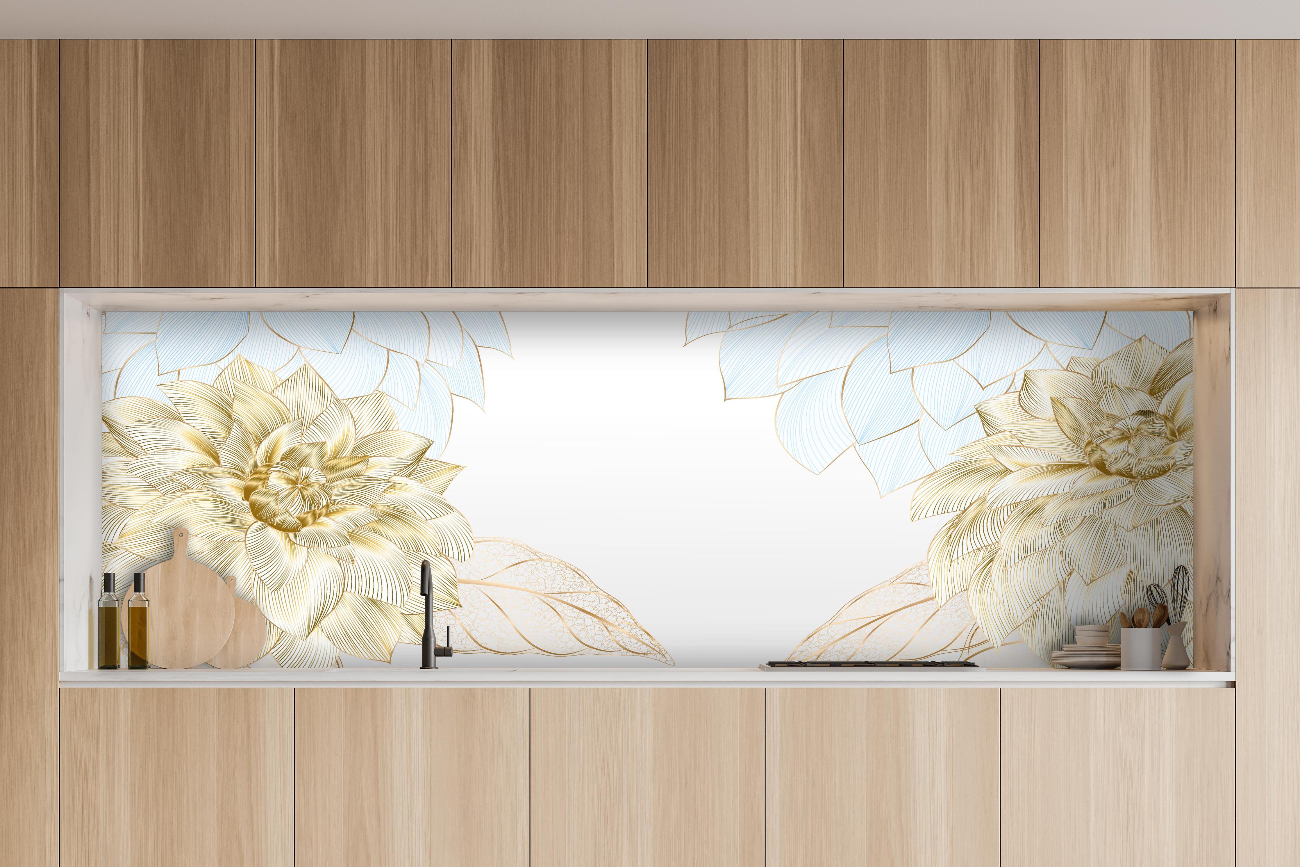 Küche - Elegantes Gold-Weißes Blumenmuster hinter weißen Hochglanz-Küchenregalen und schwarzem Wasserhahn