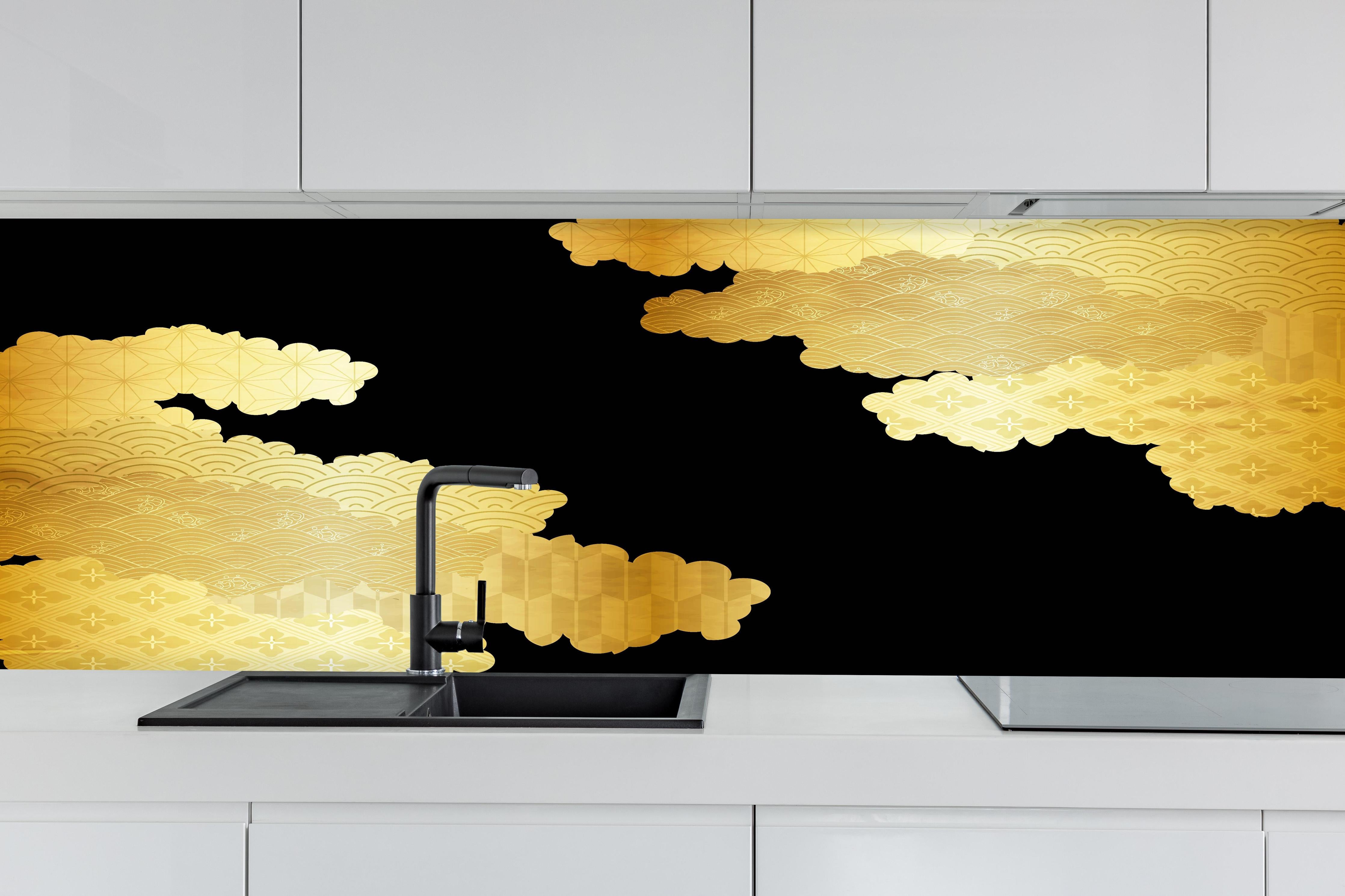 Küche - Elegantes Gold Wolkendesign Luxusmuster hinter weißen Hochglanz-Küchenregalen und schwarzem Wasserhahn