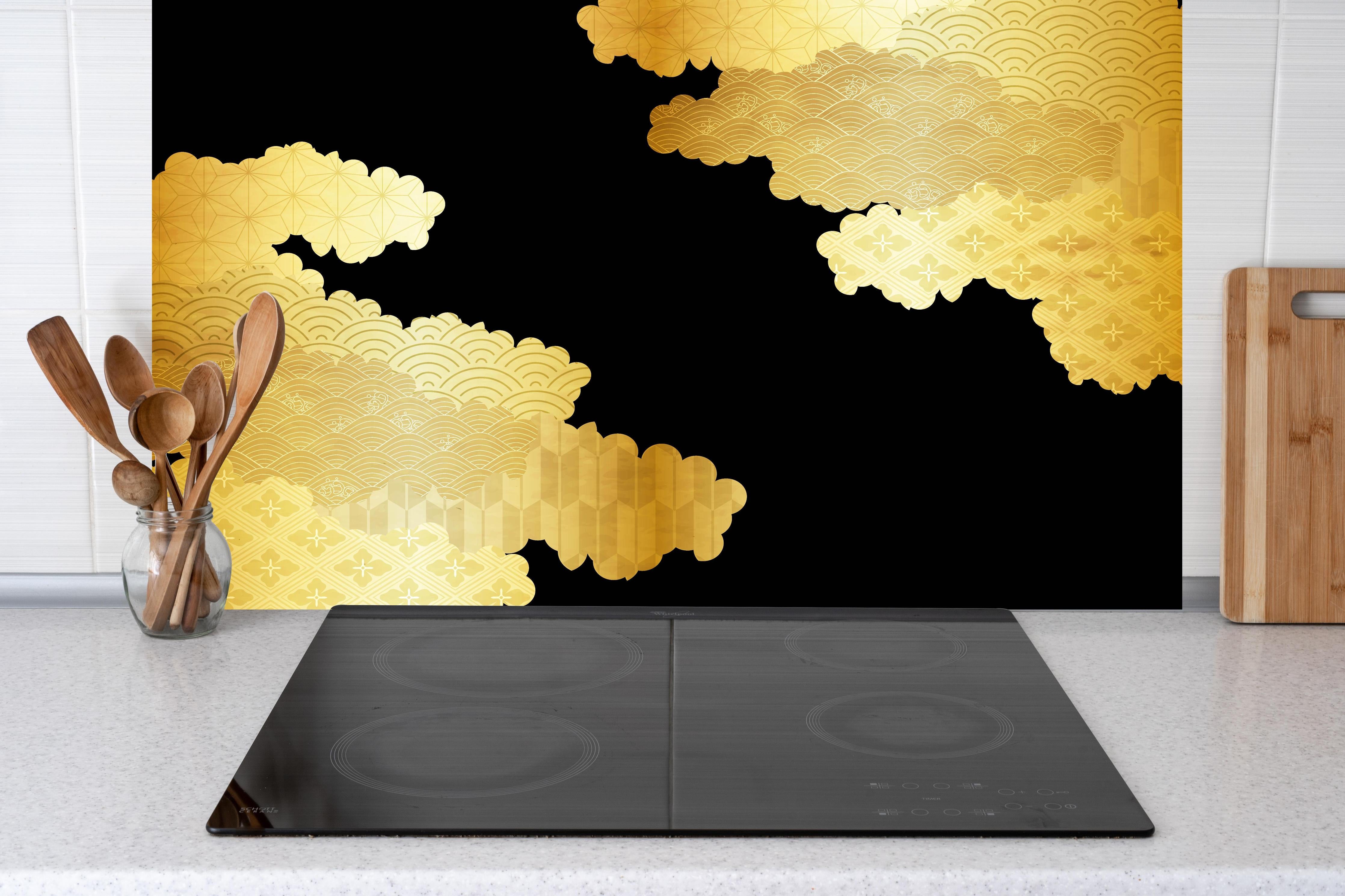 Küche - Elegantes Gold Wolkendesign Luxusmuster hinter weißen Hochglanz-Küchenregalen und schwarzem Wasserhahn