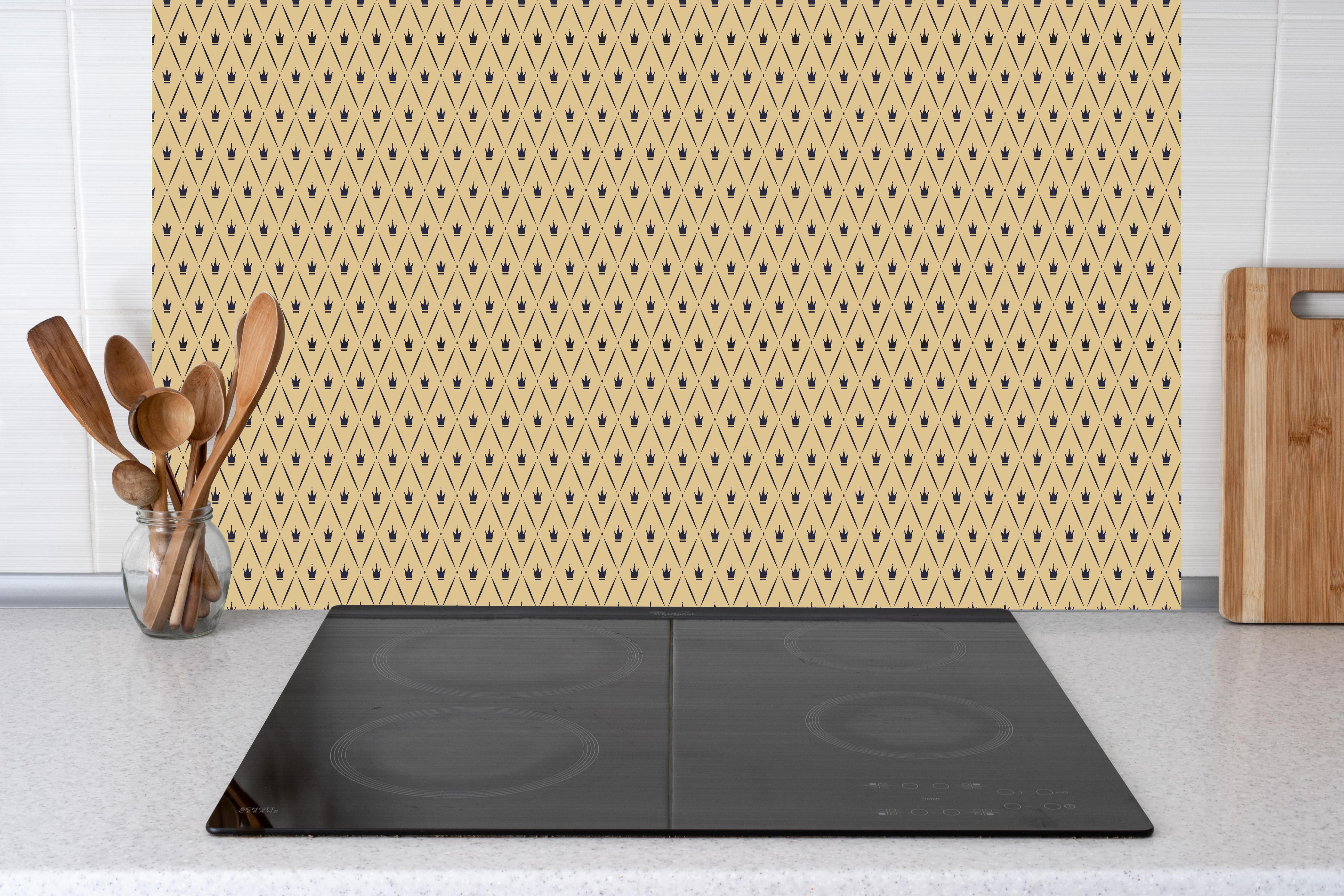 Küche - Elegantes Goldenes Geometrisch Design hinter weißen Hochglanz-Küchenregalen und schwarzem Wasserhahn