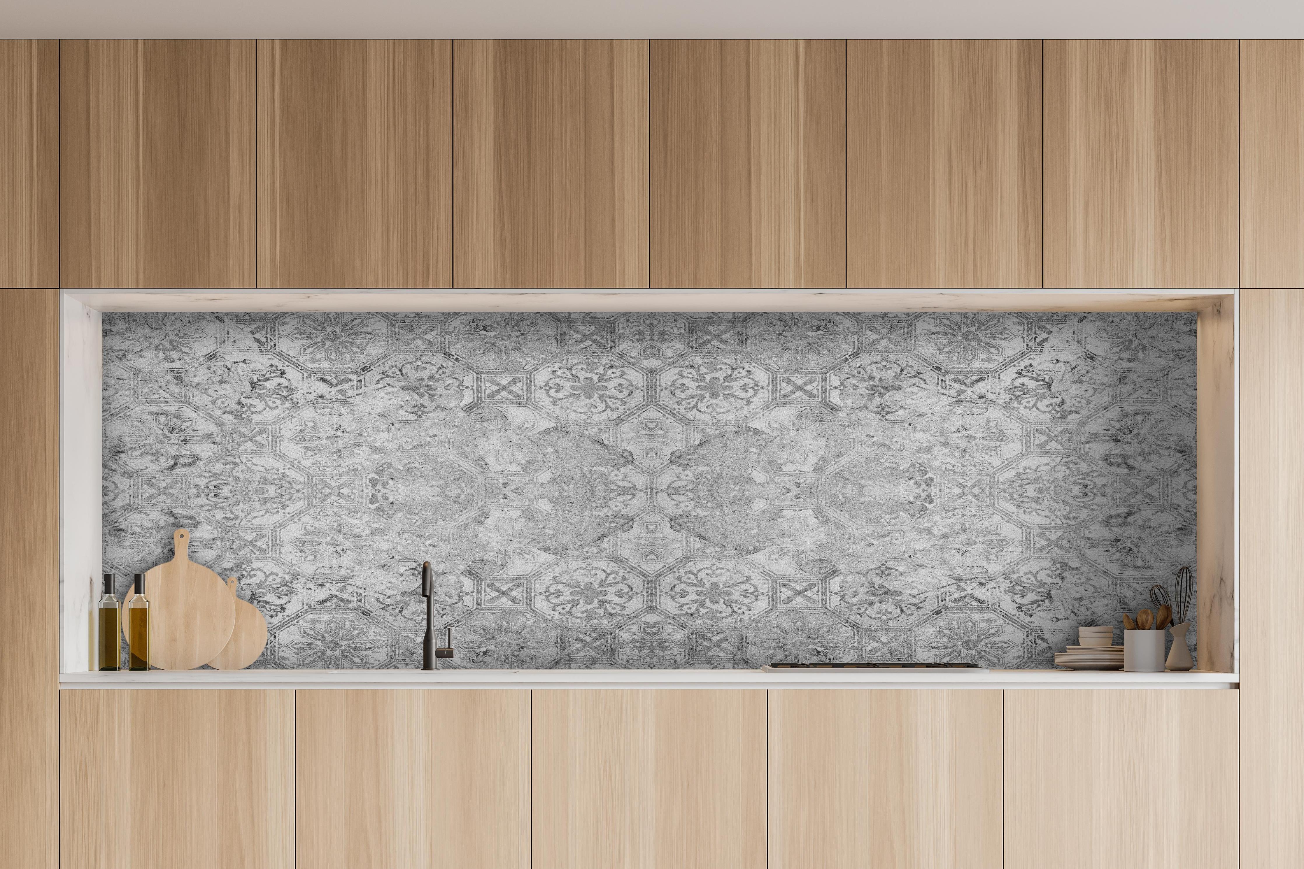 Küche - Elegantes Grau-Weiß Ornament Design hinter weißen Hochglanz-Küchenregalen und schwarzem Wasserhahn