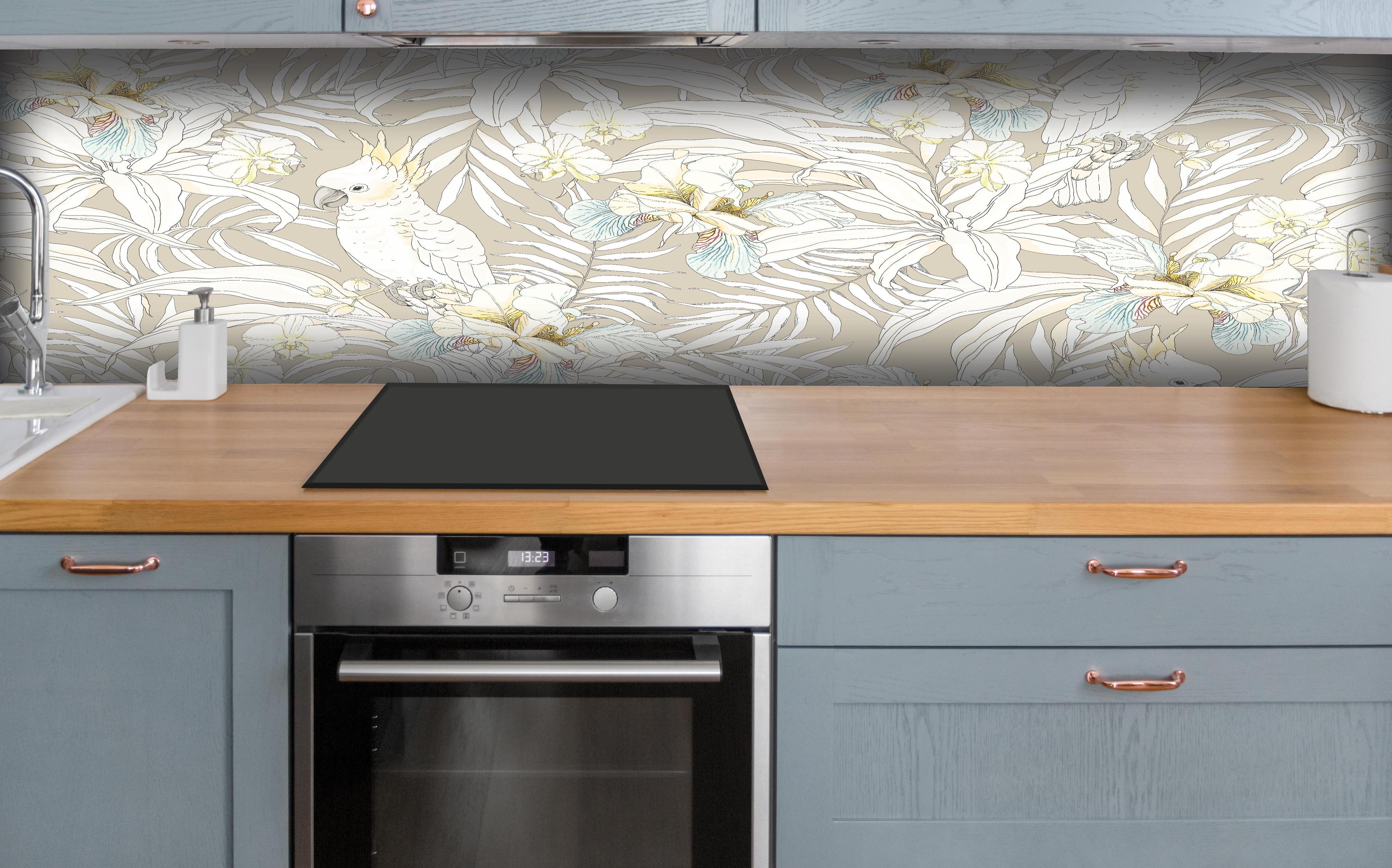 Küche - Elegantes Kakadu-Blumenmuster in Pastellfarben hinter weißen Hochglanz-Küchenregalen und schwarzem Wasserhahn