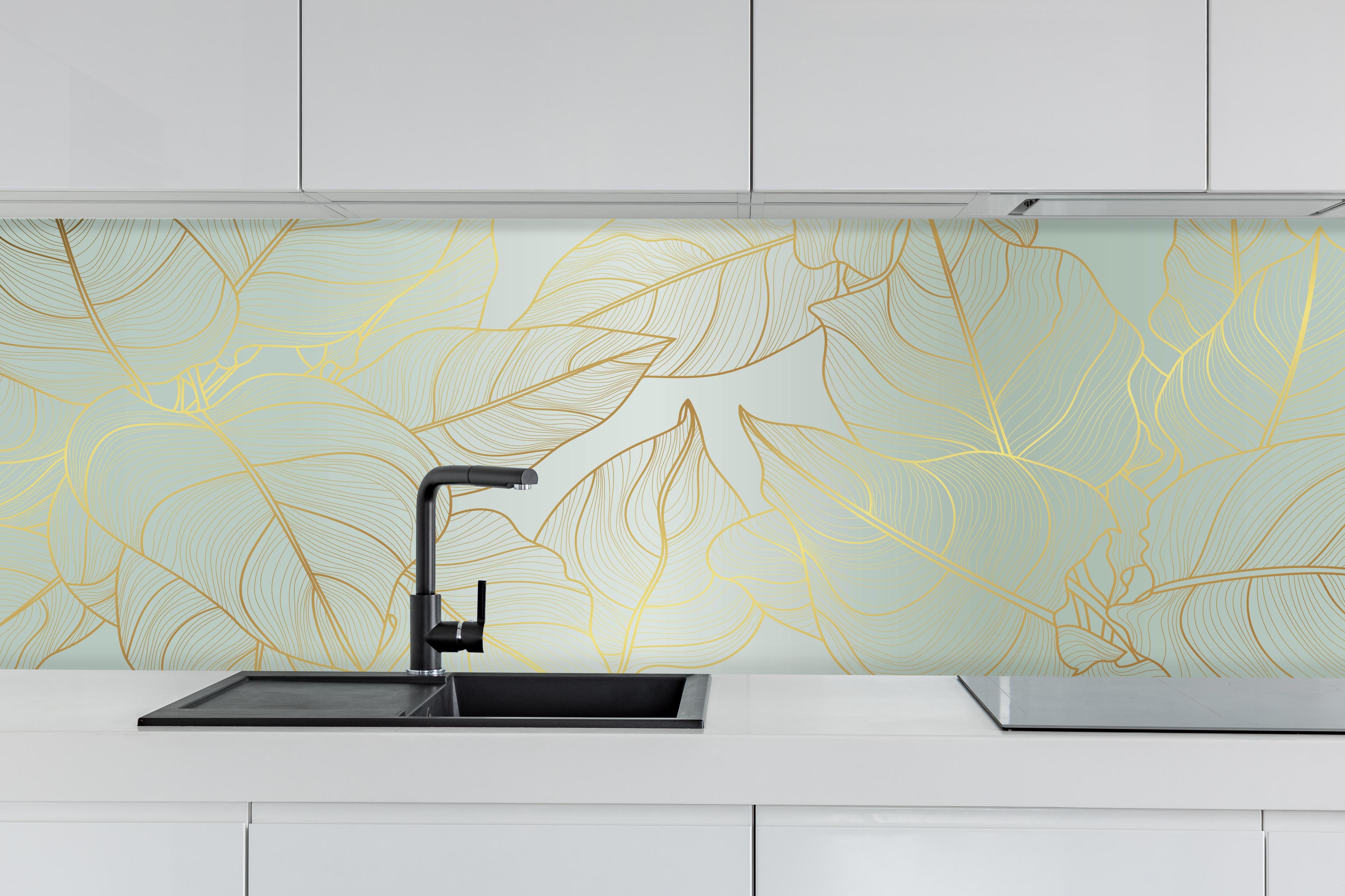 Küche - Elegantes Laub Design in Gold-Beige hinter weißen Hochglanz-Küchenregalen und schwarzem Wasserhahn